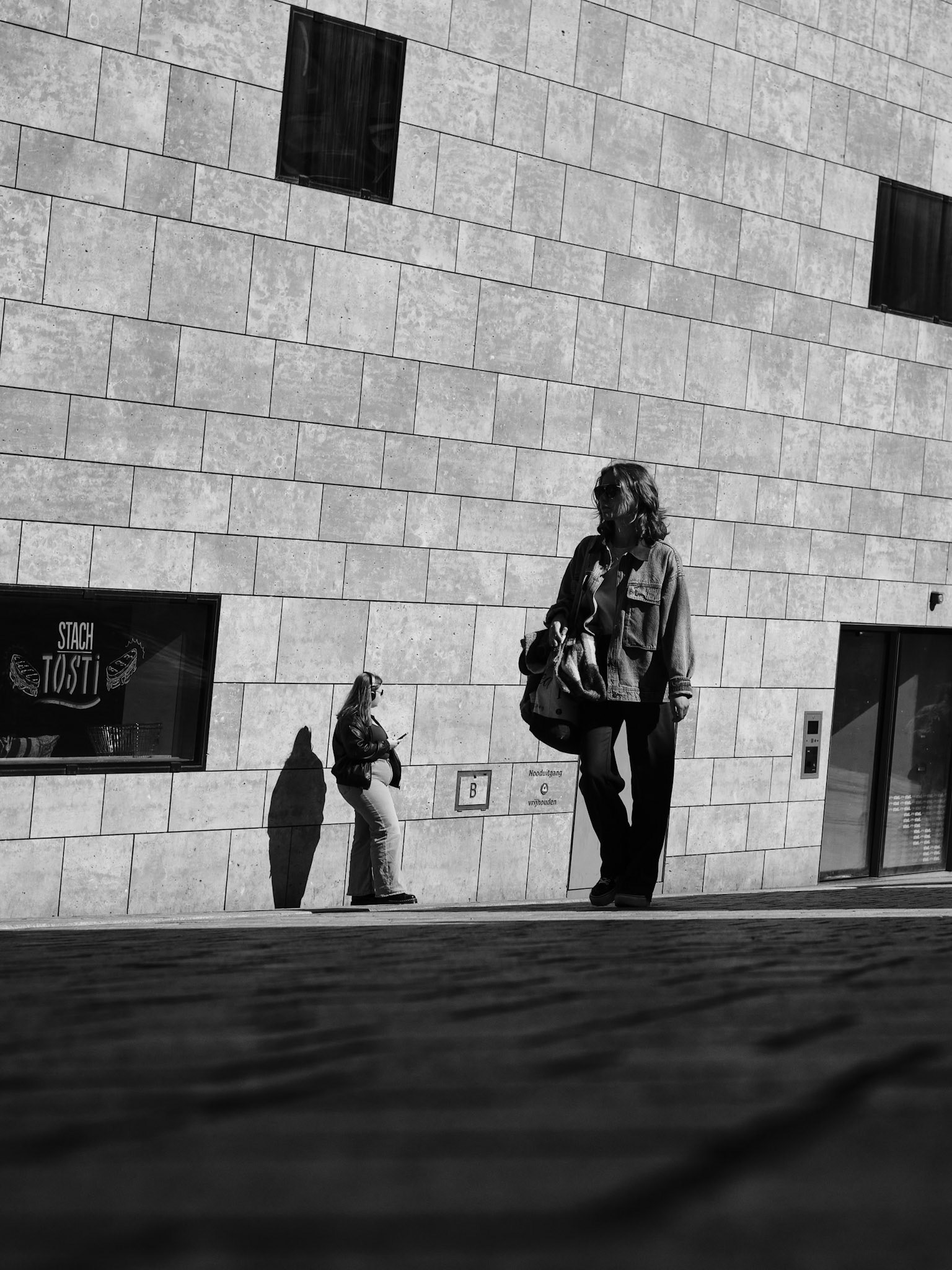 Dynamisch balans tussen vreemden in schaduw en licht.