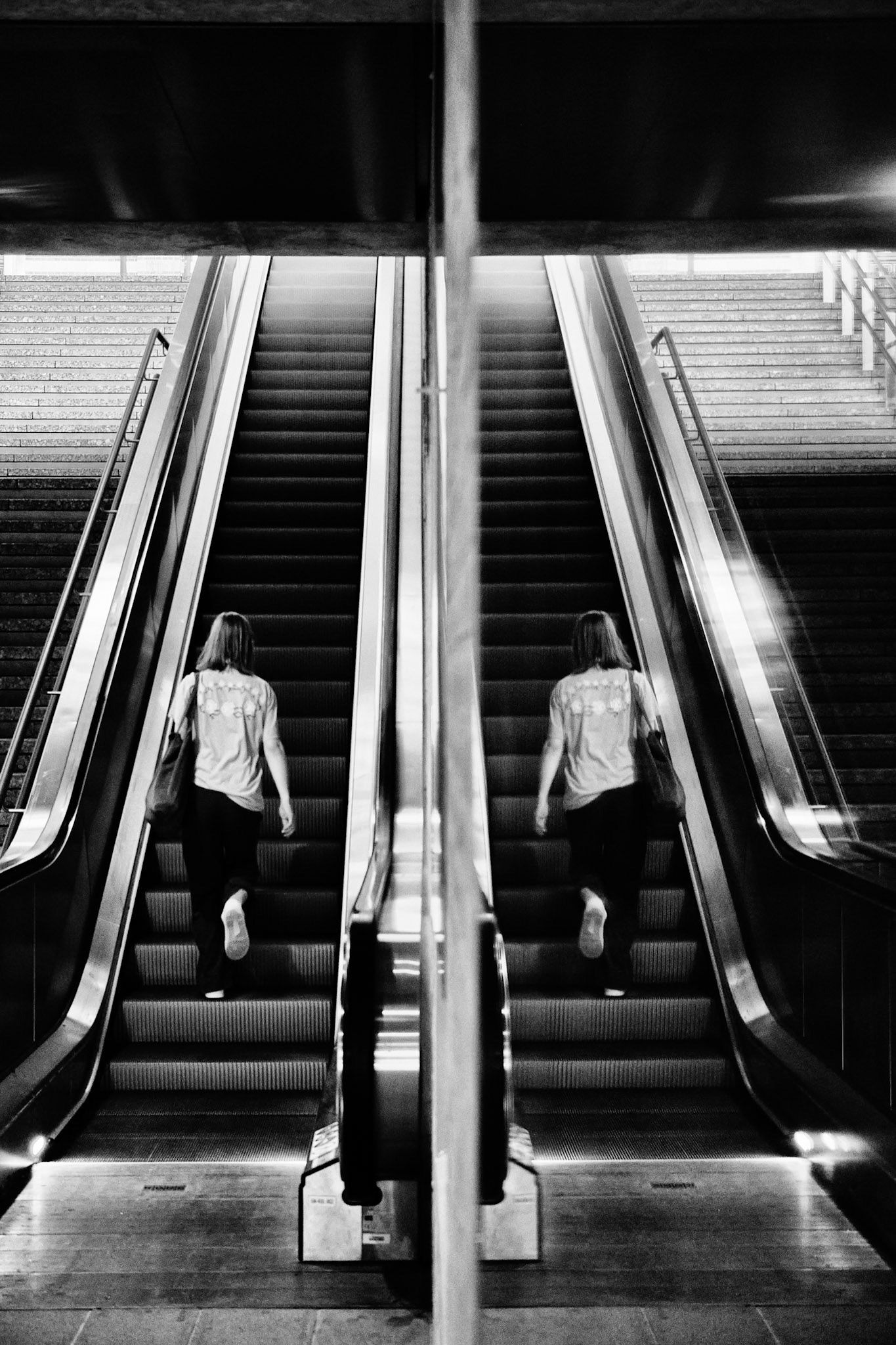 Roltrap dualiteit: leading lines dame reflectie