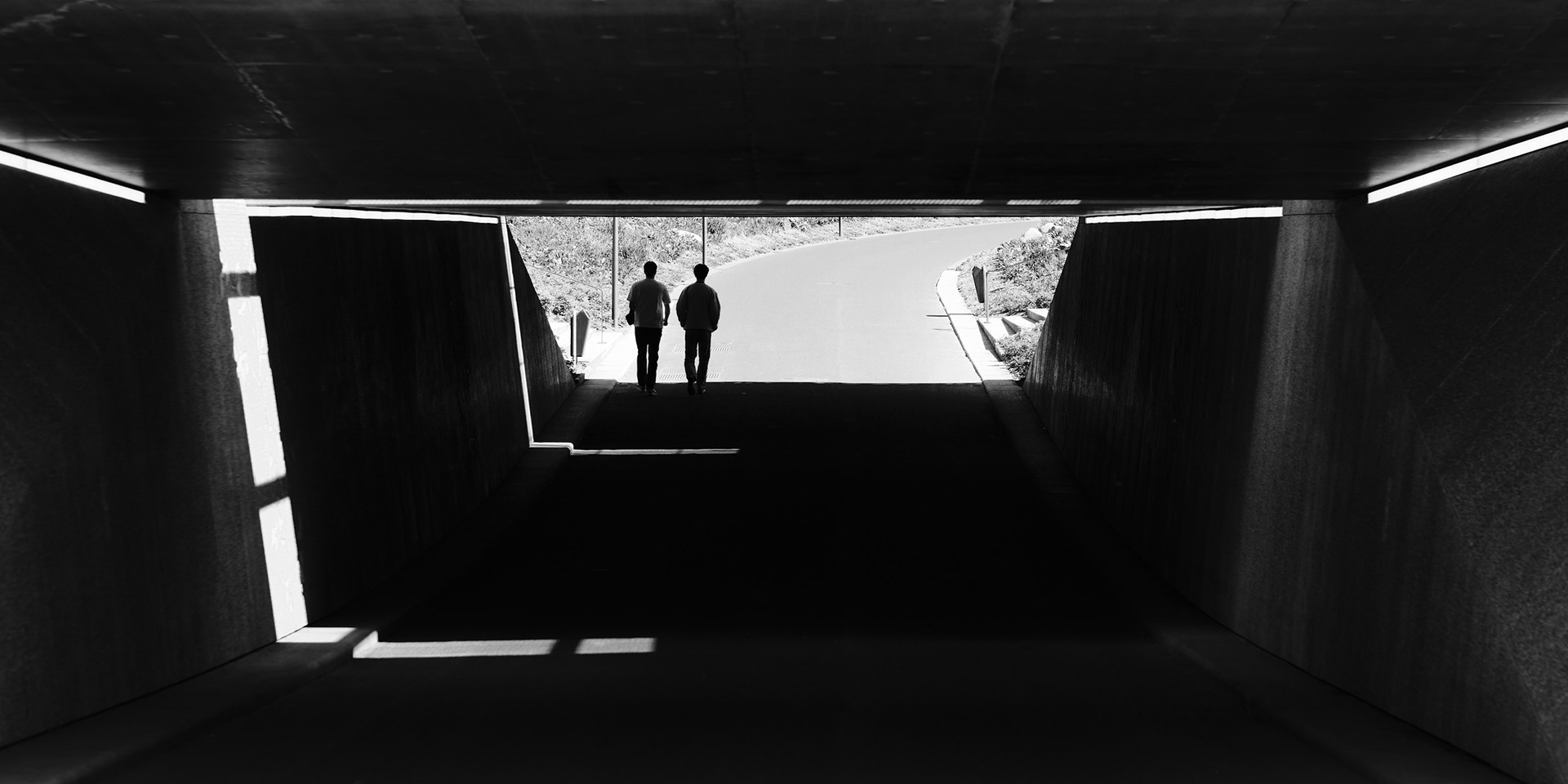 Twee silhouetten aan einde tunnel
