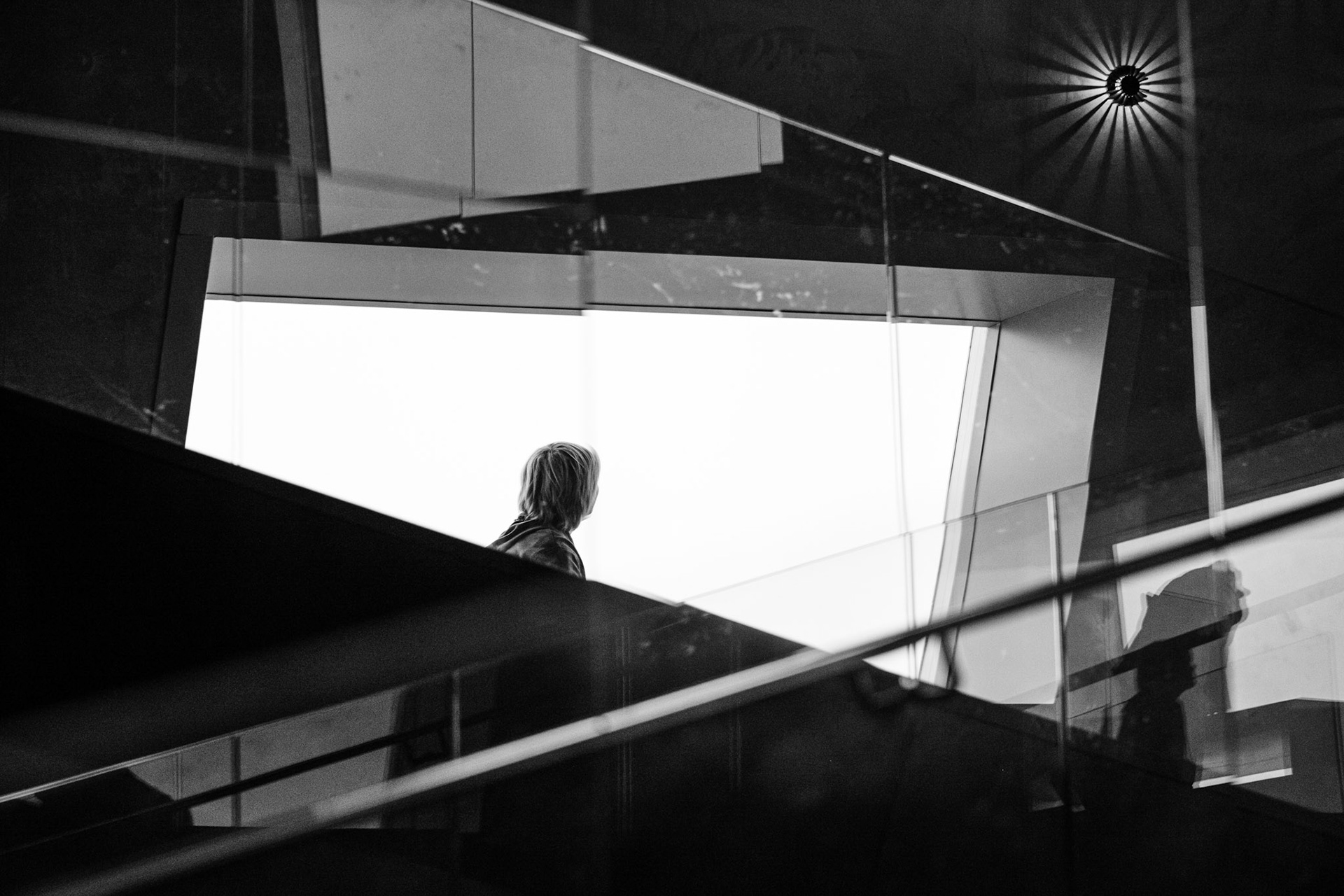 Zonneschijn door glas: silhouet in flare en reflectie.