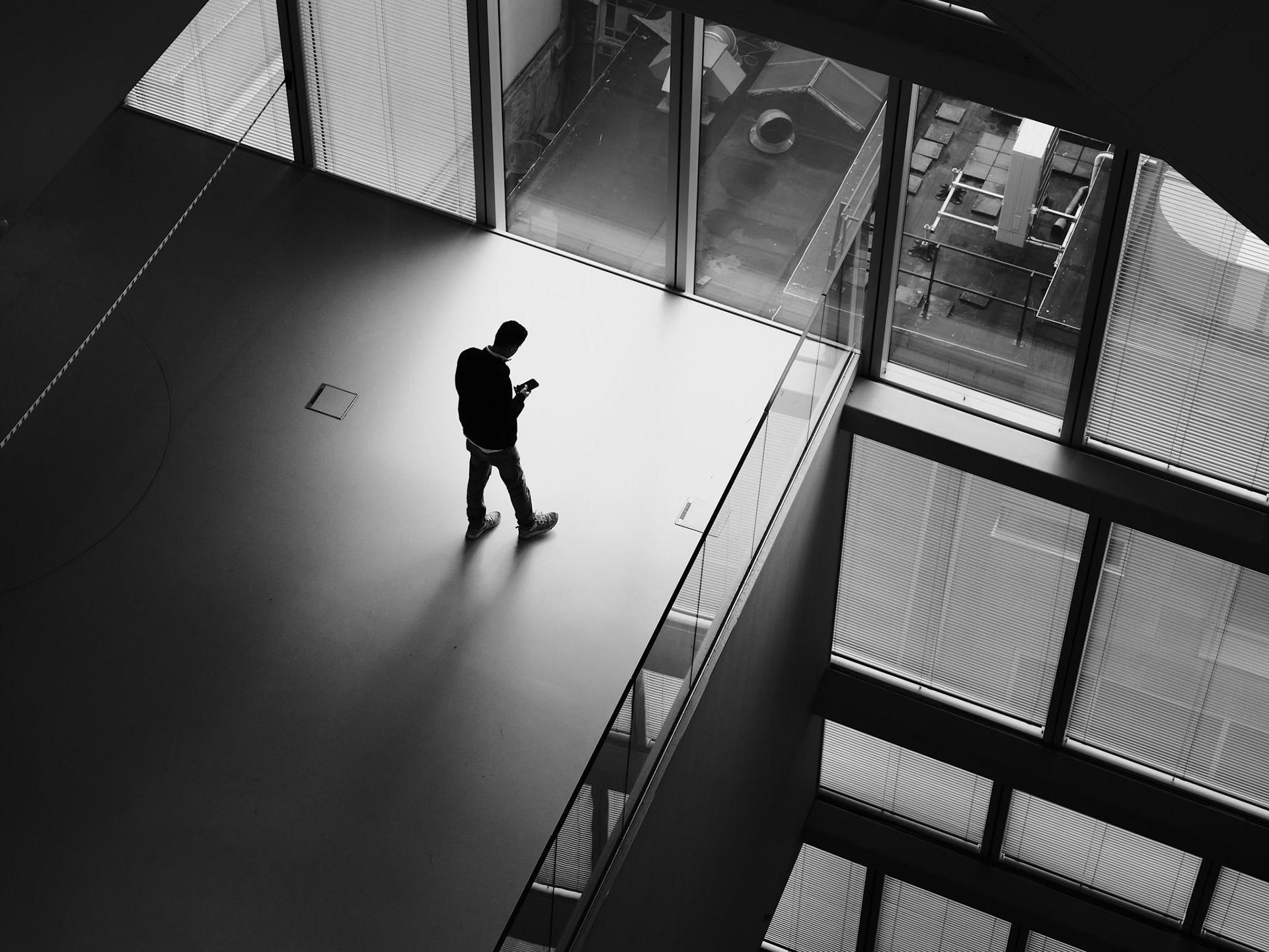 Licht valt op een stille figuur