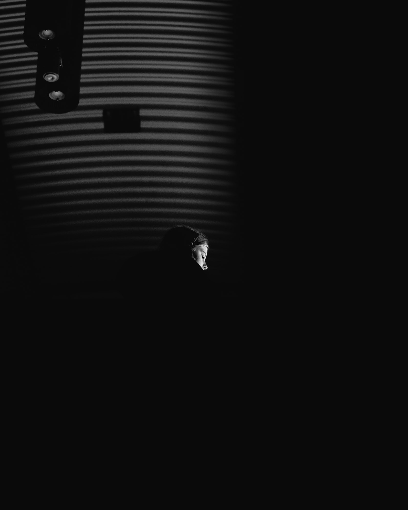 Zwart-wit silhouet lichtstrepen lamellen abstract portret foto.