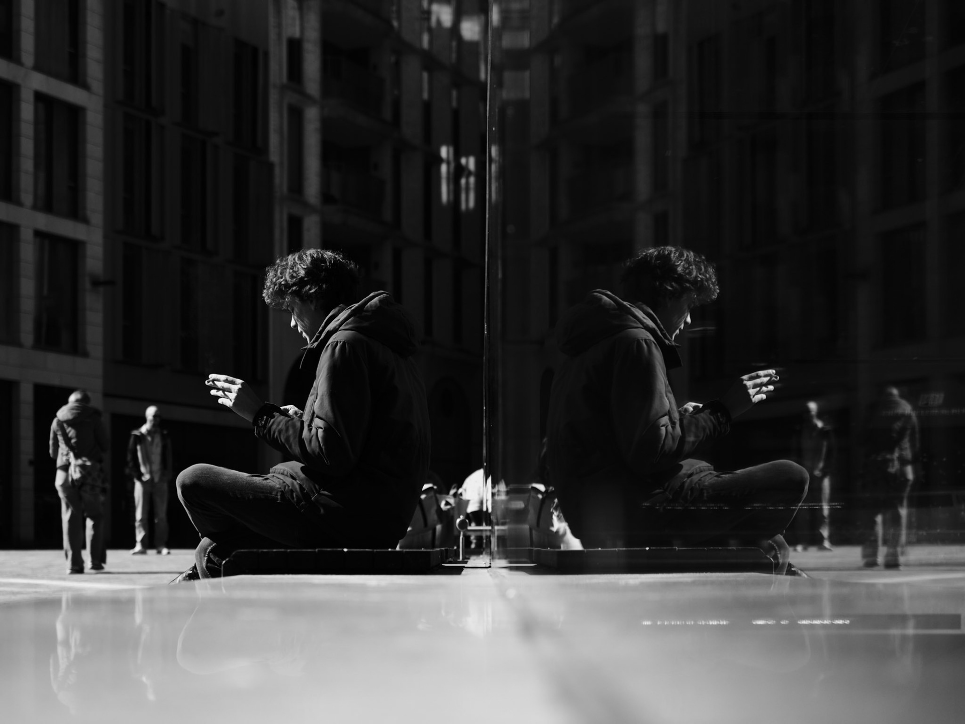 Dubbelganger in zwarte spiegel van de stad.