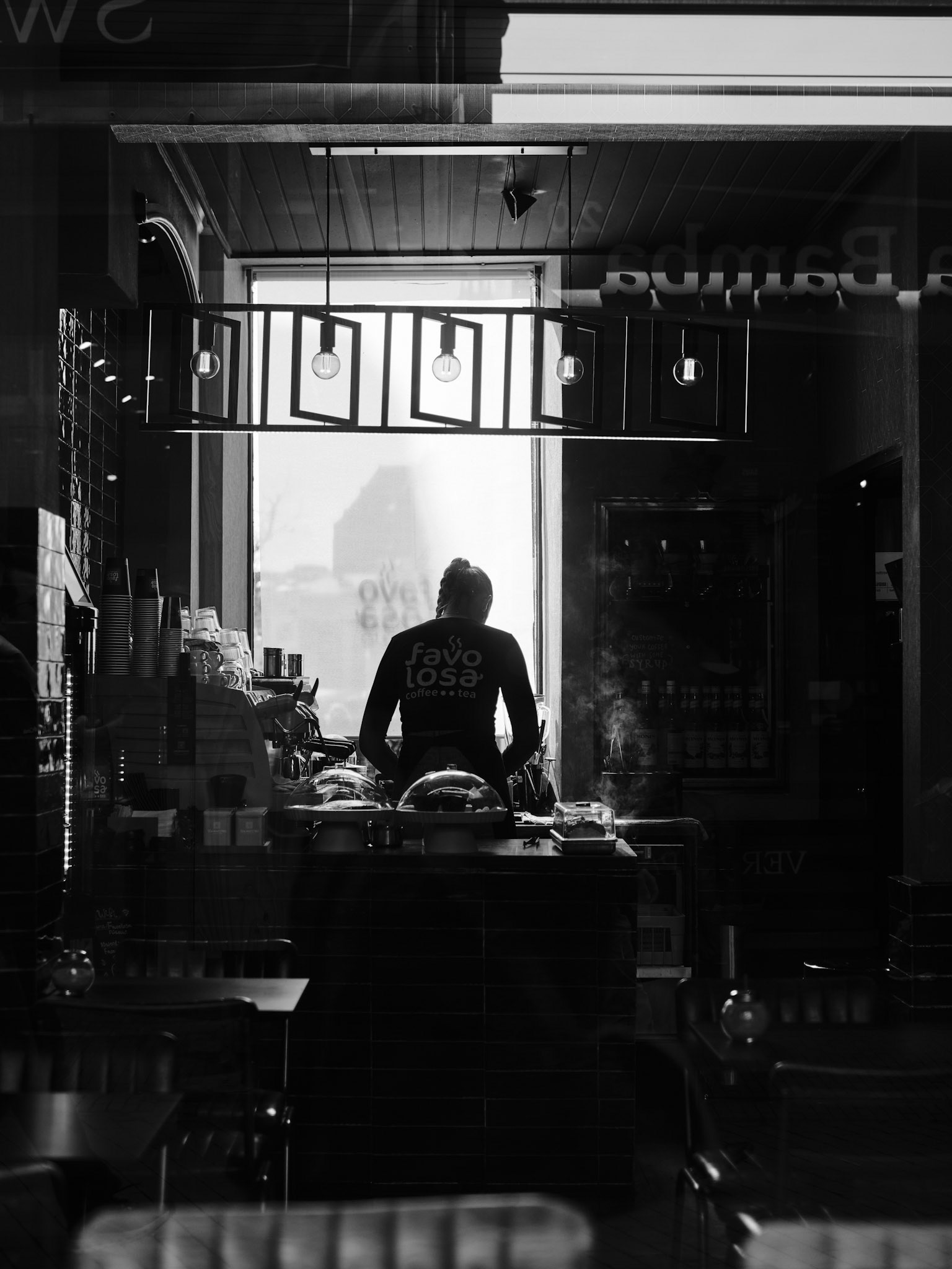 Stoom en schaduw in stille koffiebar.