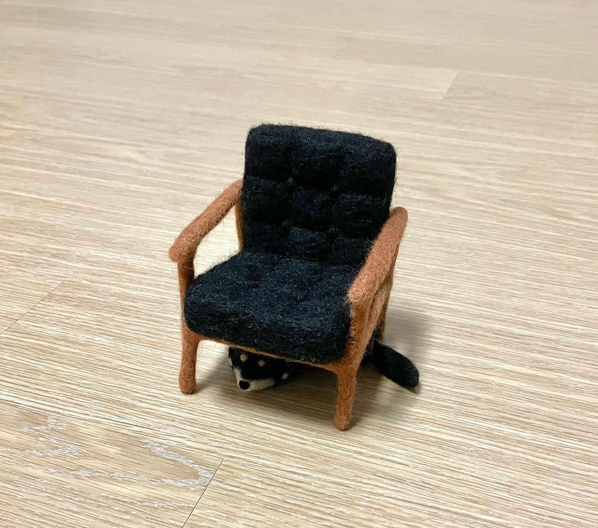 꼬리가 달린 의자 Chair with a Tail, 2022, wool felt, wire, 8 × 8 × 10 cm