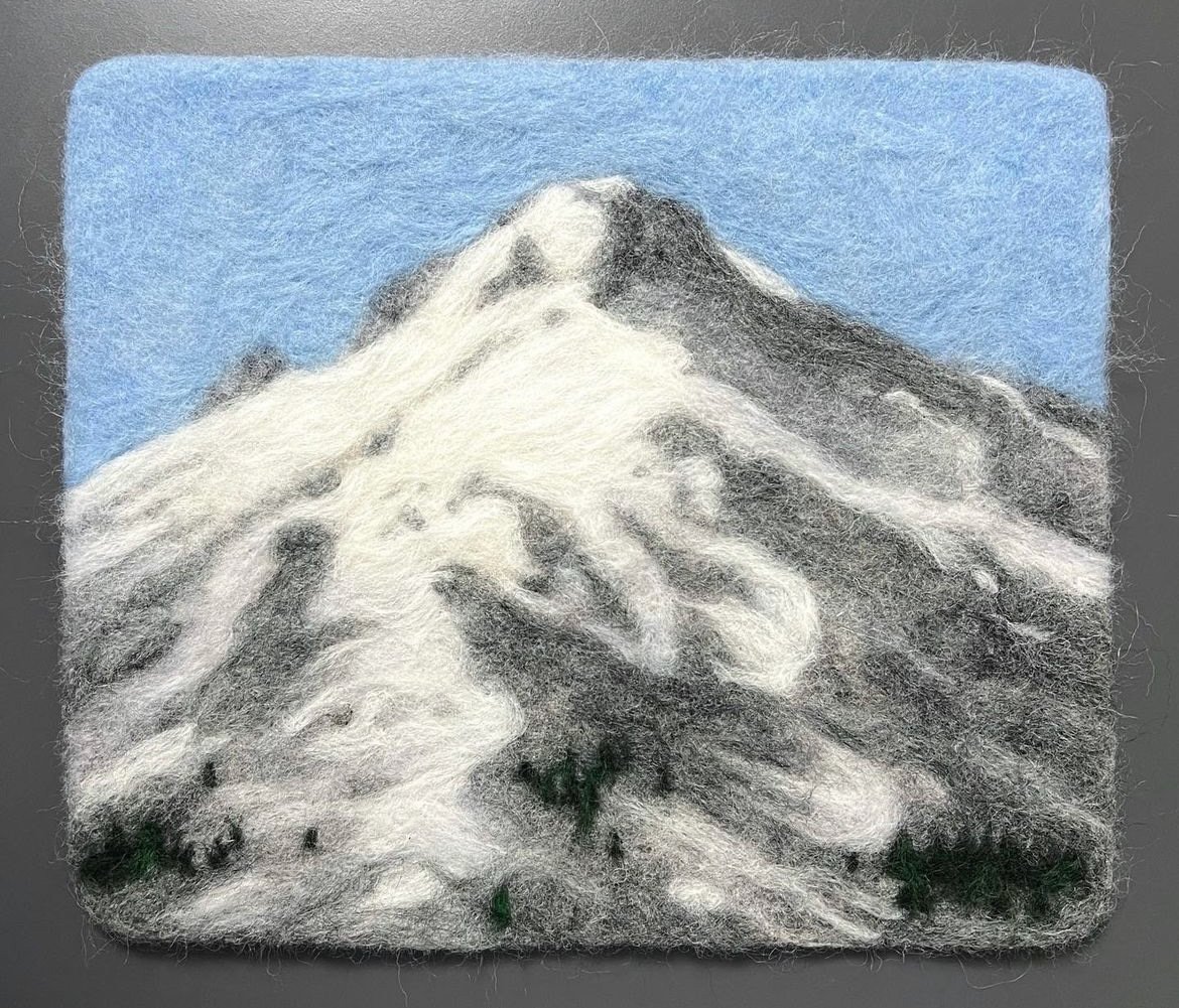 흰 산 White Mountain, 2022, wool felt, 19 × 22.5 × 0,7 cm