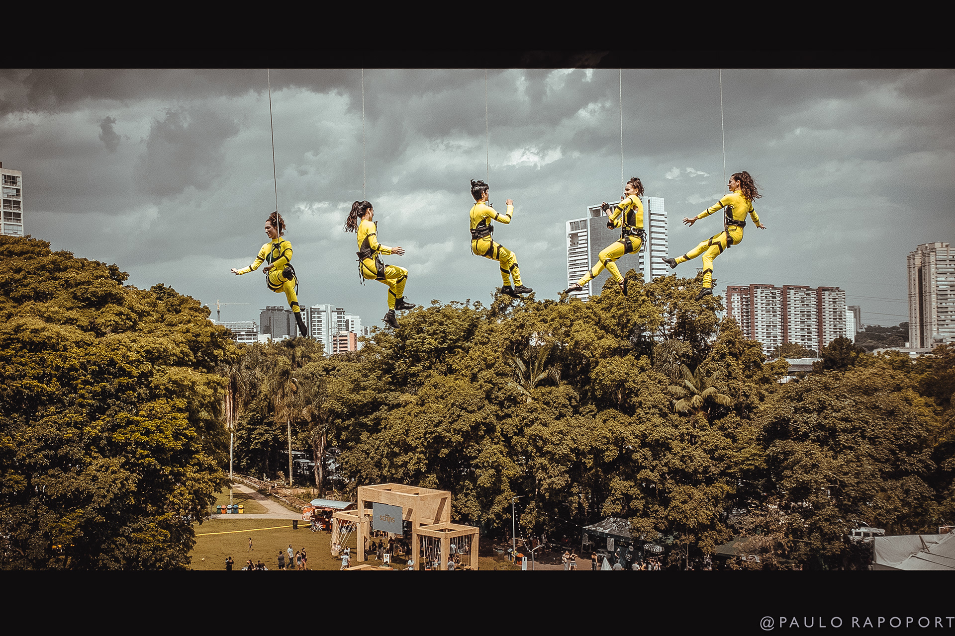 Cia Base de Dança Vertical - Andando sobre as árvores.