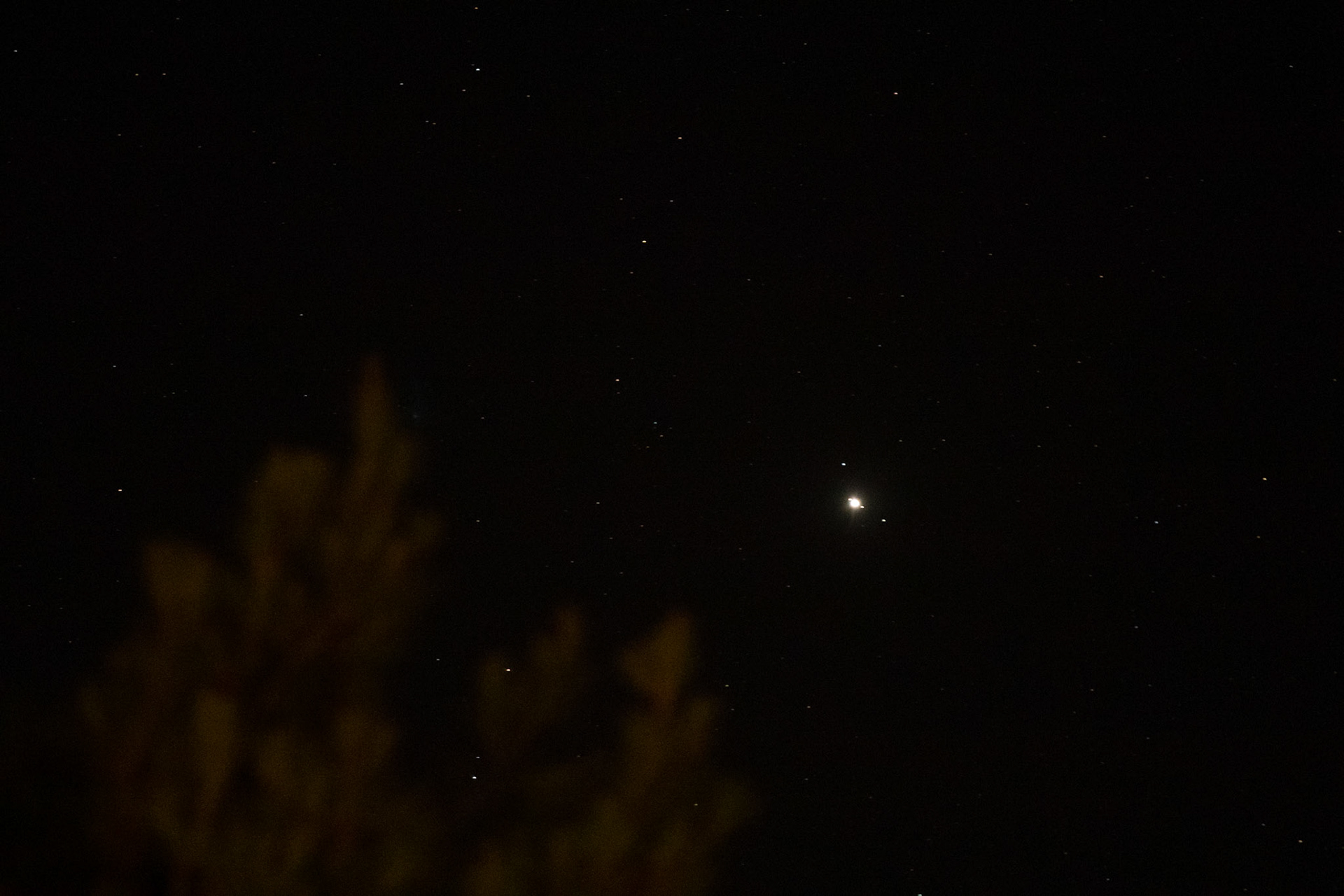 Jupiter and moons, Athens, Greece (Canon 80D, EF 70-200mm @200mm, 1s at F/4, ISO 3200)