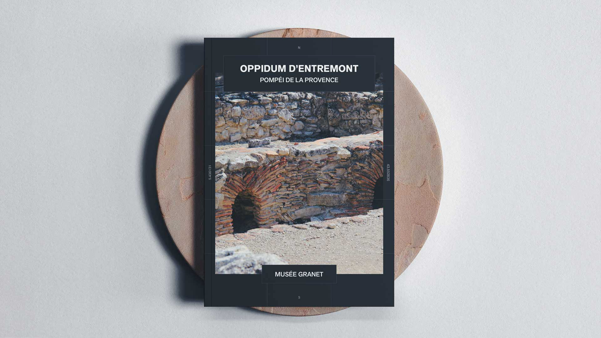Cover of the explanatory book of the exhibition, presenting the history of the archaeological site, with texts & photos