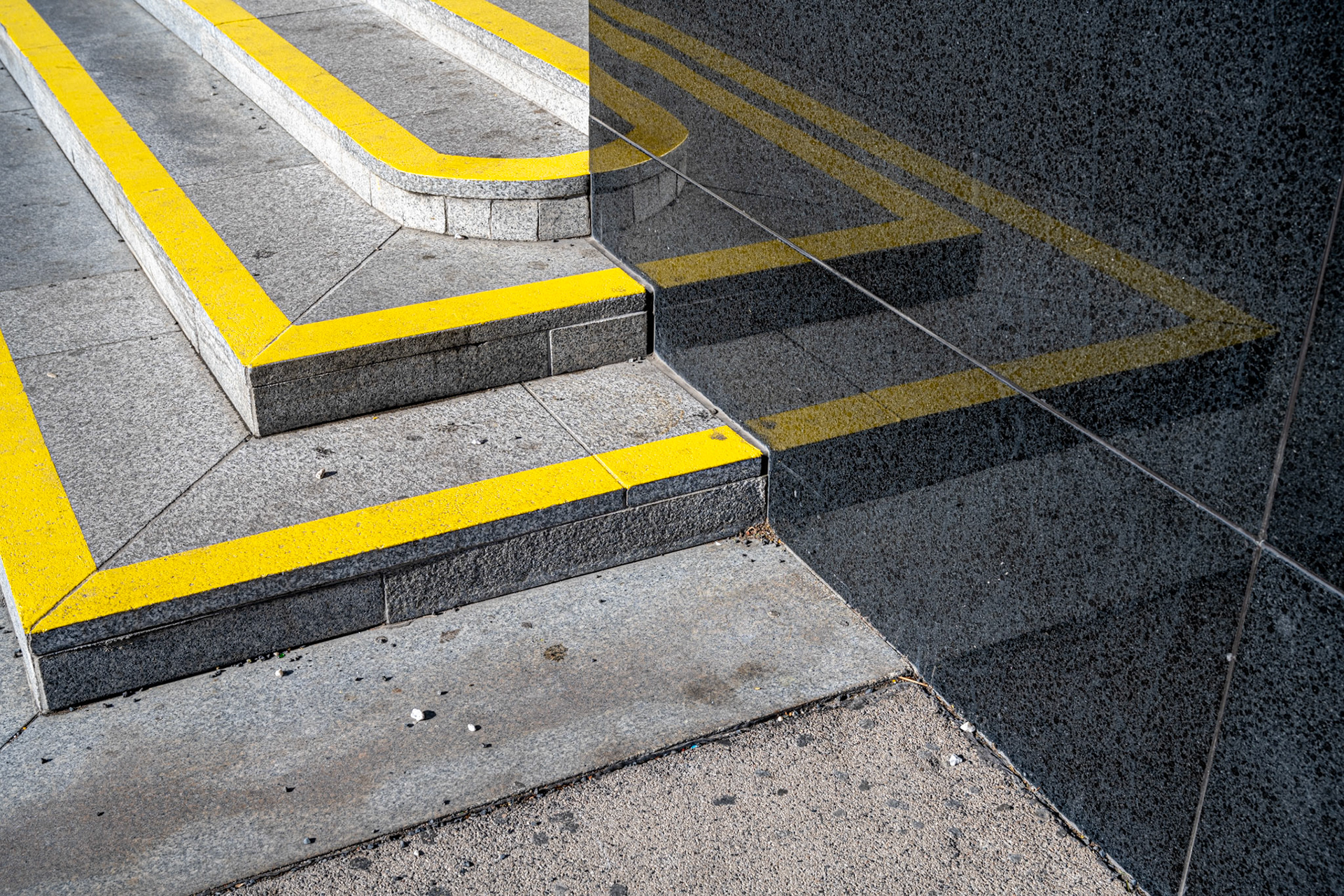 Treppenspiegelung vor dem Eingang zur Albertina (2022)