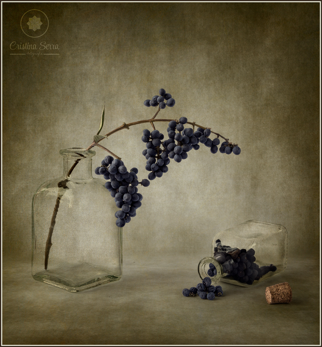 Bodegon de frutos del bosque en recipiente de cristal 