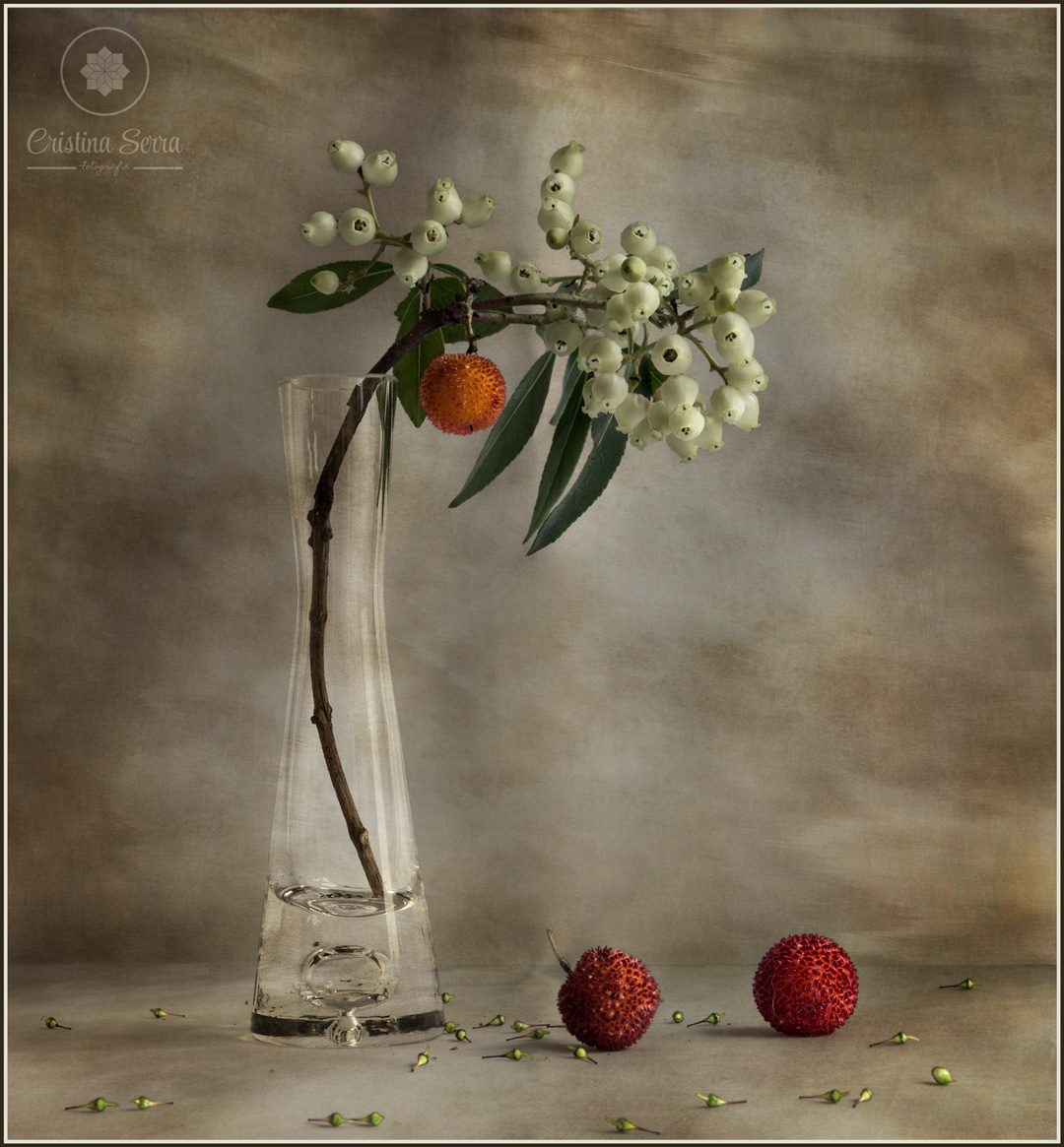 Bodegon de flores y frutos de madroño en jarron de cristal