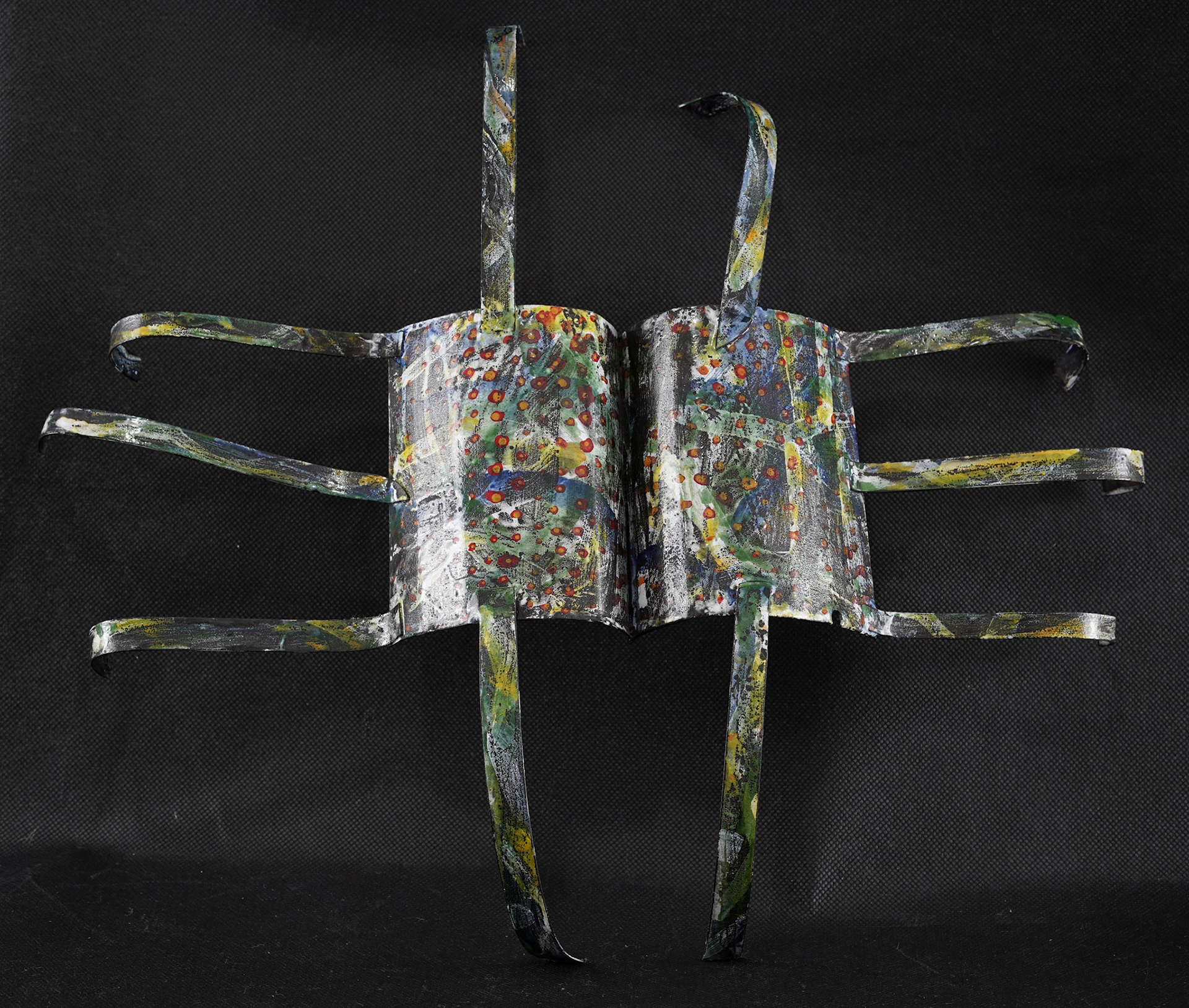 C046 (6.6 x 32.5 x  x 38 cm) Esmalte sobre metal.