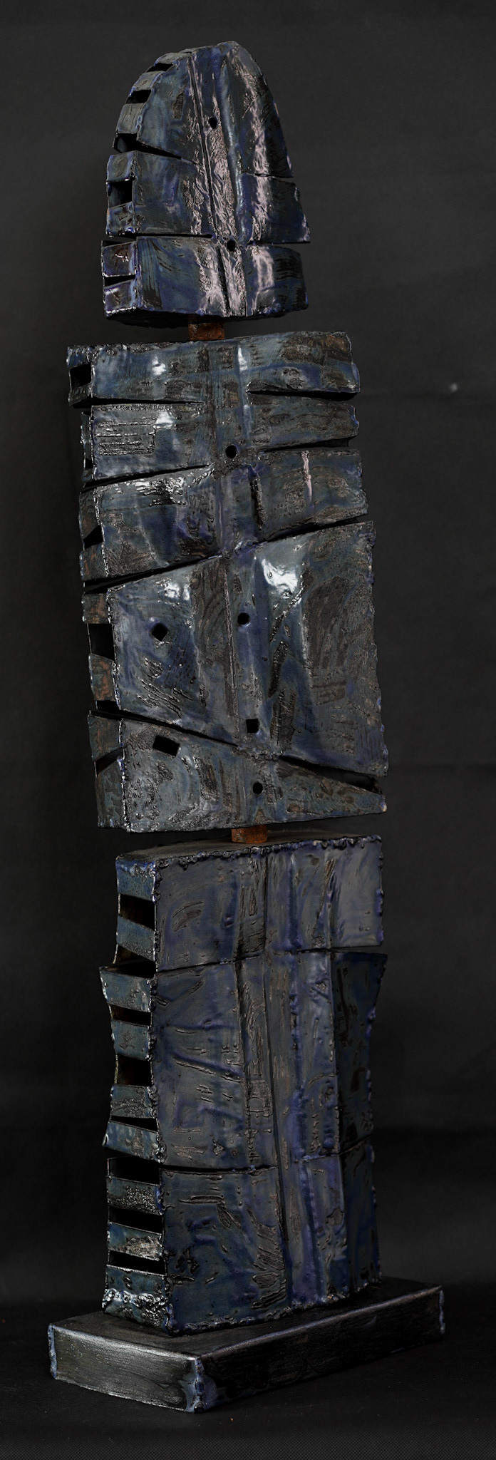 C039 (88 x 23.7 x 14 cm) Esmalte sobre metal.