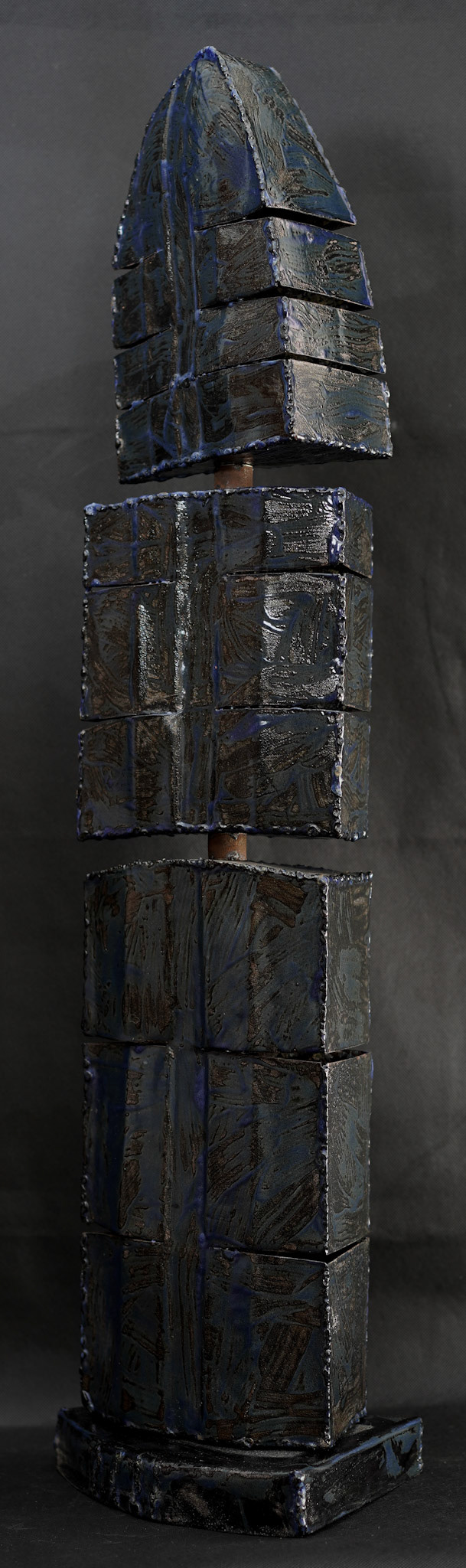 C040 (87.8 x 22 x 17 cm) Esmalte sobre metal.