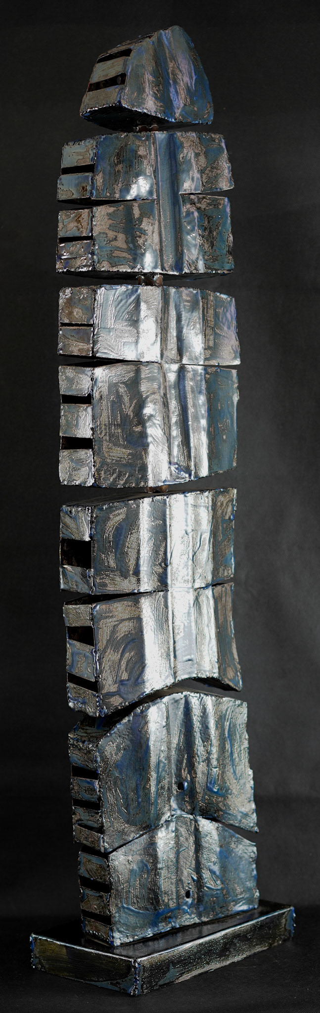 C041 (91 x 23.8 x 14 cm) Esmalte sobre metal.
