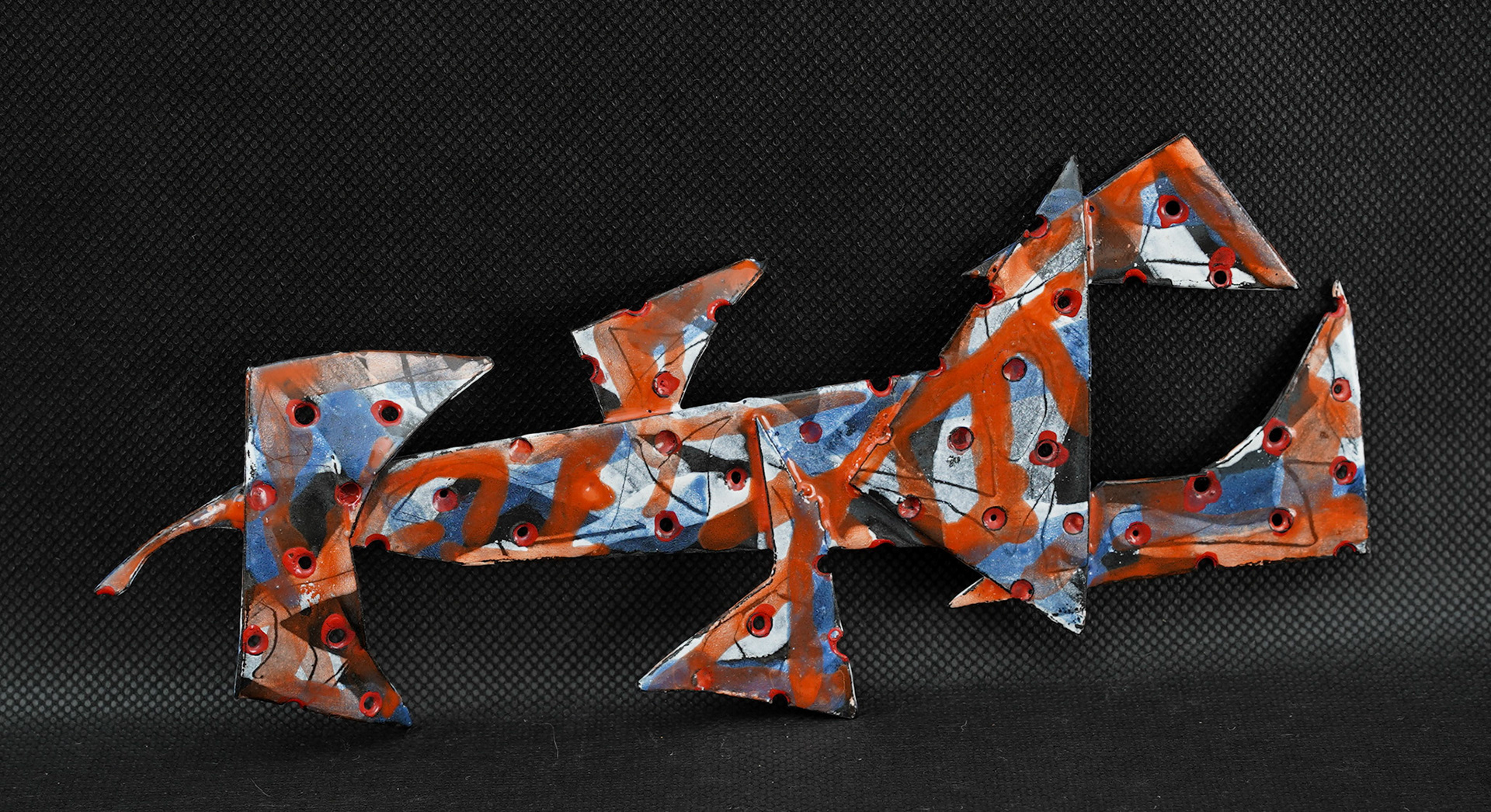 C043 (19.3 x 7 cm) Esmalte sobre metal.