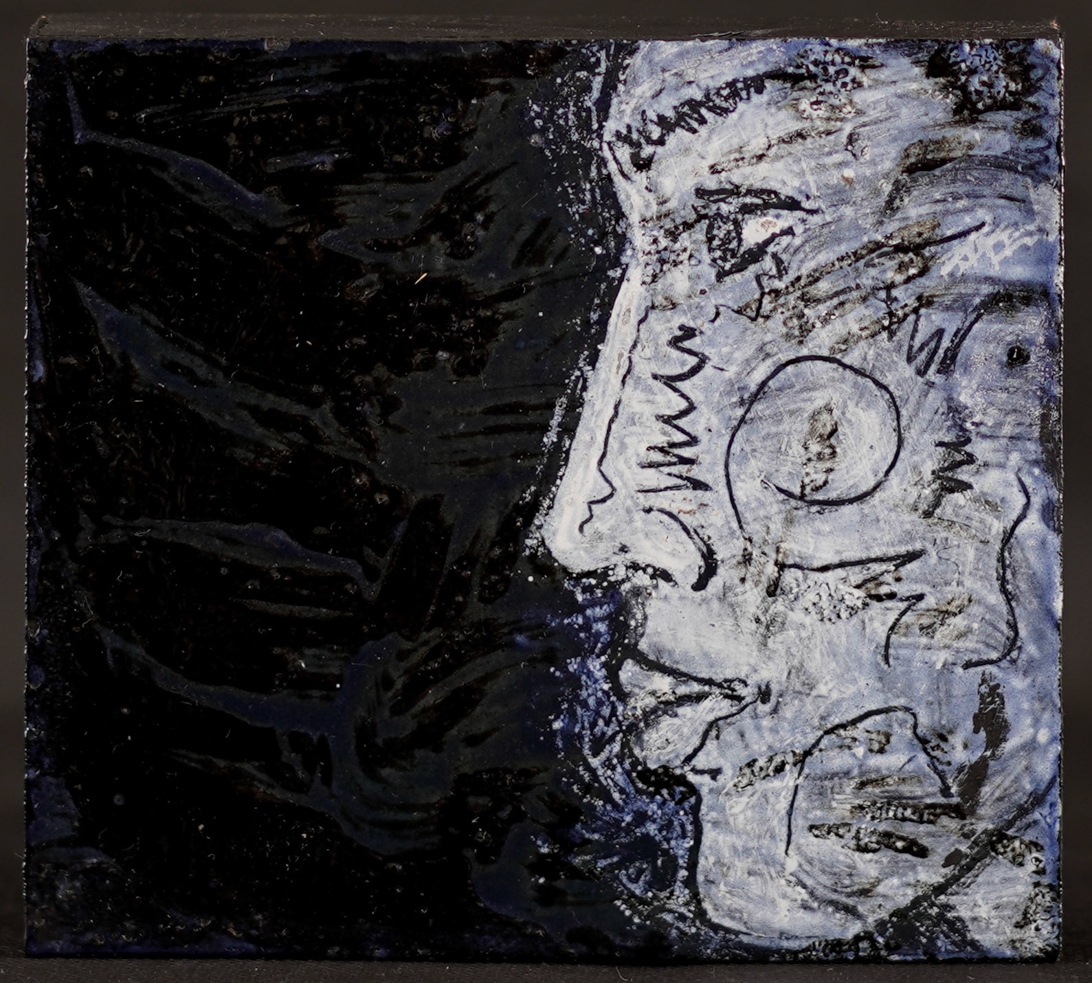 C021 (14.8 x 15.4 cm) Esmalte sobre metal.