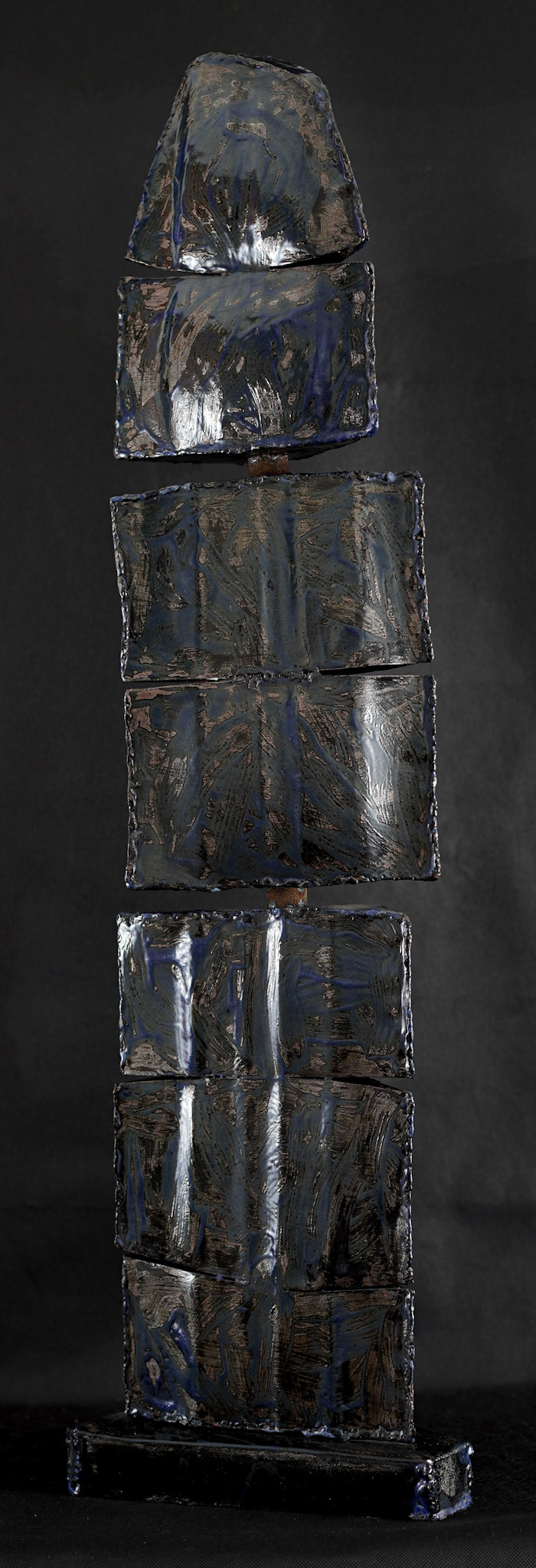 C038 (84.5 x 22 x 19 cm) Esmalte sobre metal.