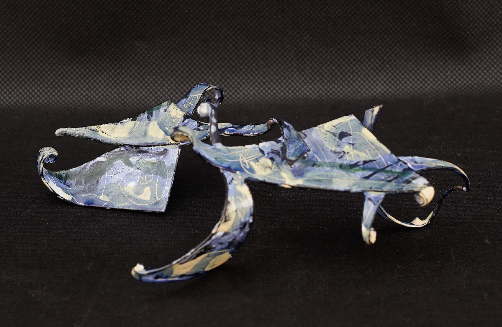 C044 (5.5 x 15 x 12 cm) Esmalte sobre metal.