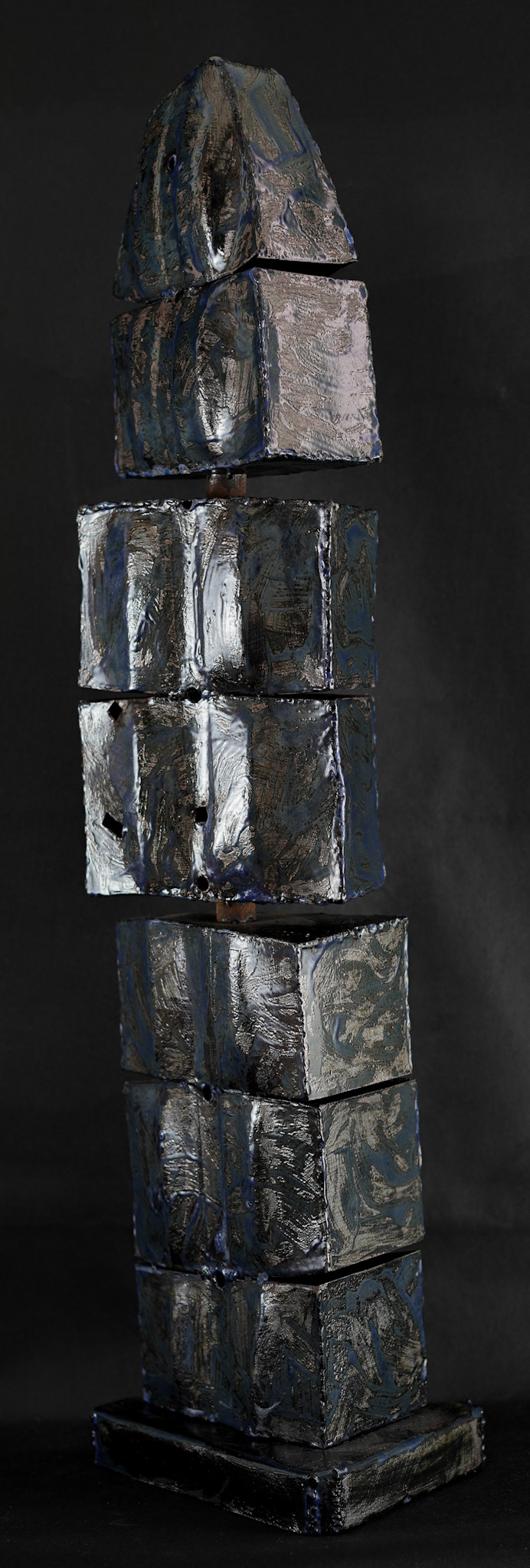 C038 (84.5 x 22 x 19 cm) Esmalte sobre metal.