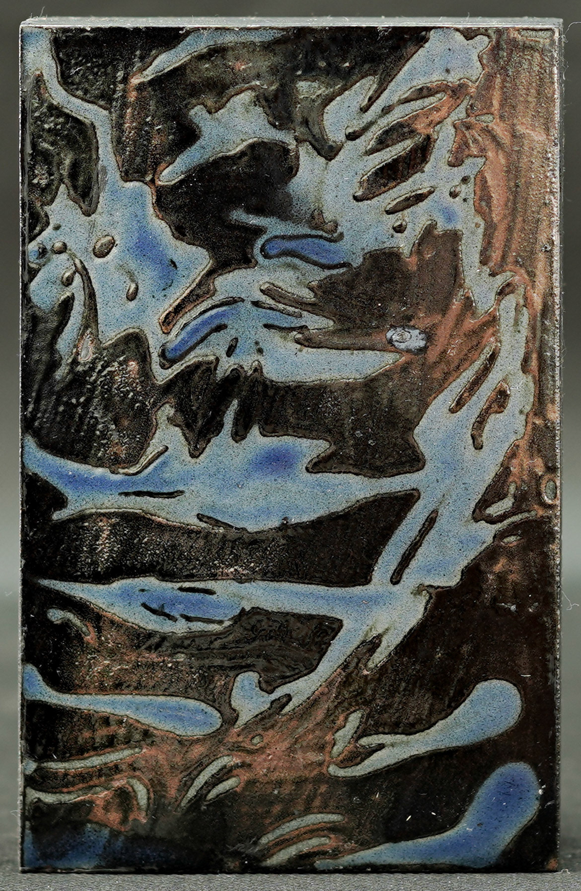 C032 (14 x 8.8 cm) Esmalte sobre metal.