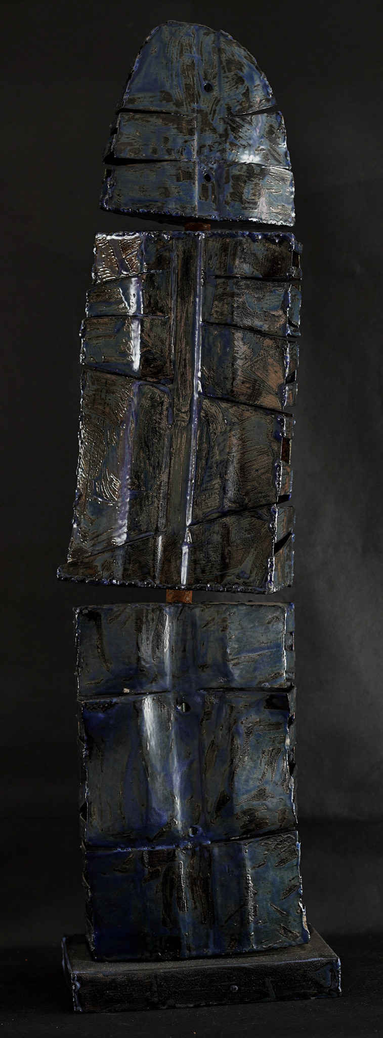C039 (88 x 23.7 x 14 cm) Esmalte sobre metal.