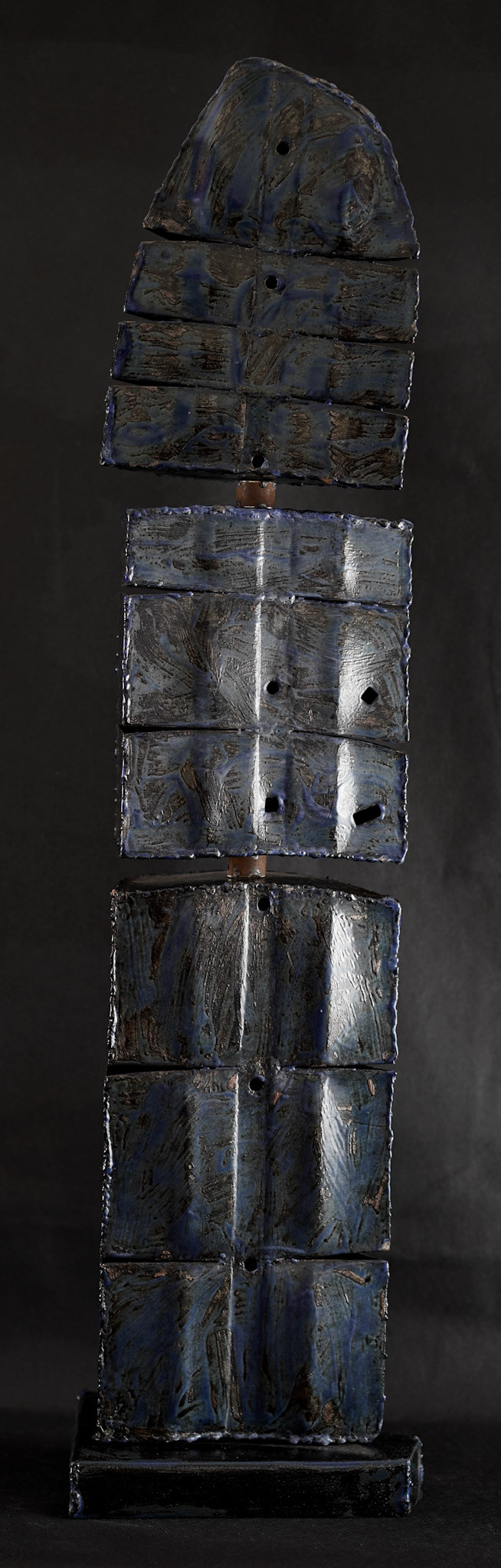 C040 (87.8 x 22 x 17 cm) Esmalte sobre metal.