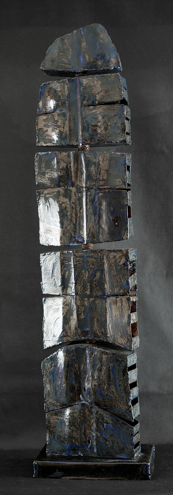 C041 (91 x 23.8 x 14 cm) Esmalte sobre metal.