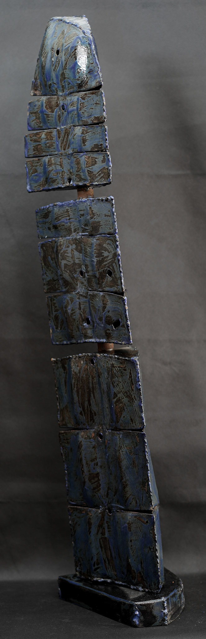 C040 (87.8 x 22 x 17 cm) Esmalte sobre metal.