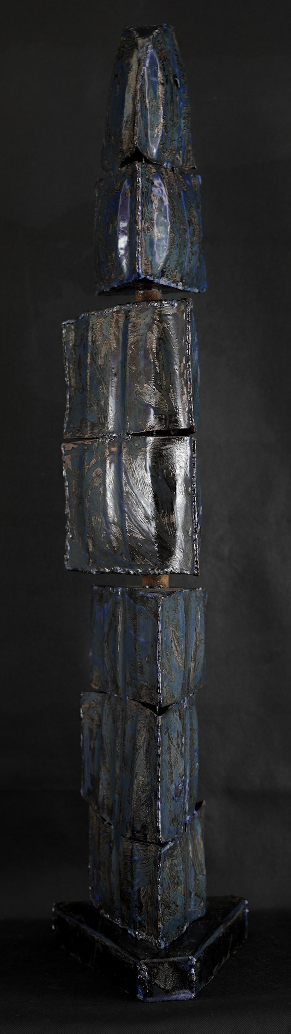 C038 (84.5 x 22 x 19 cm) Esmalte sobre metal.