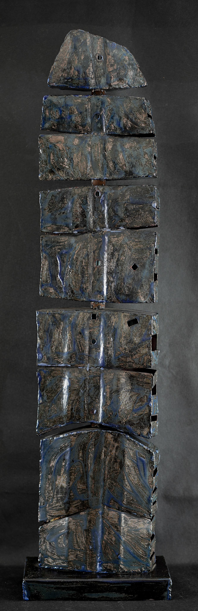 C041 (91 x 23.8 x 14 cm) Esmalte sobre metal.