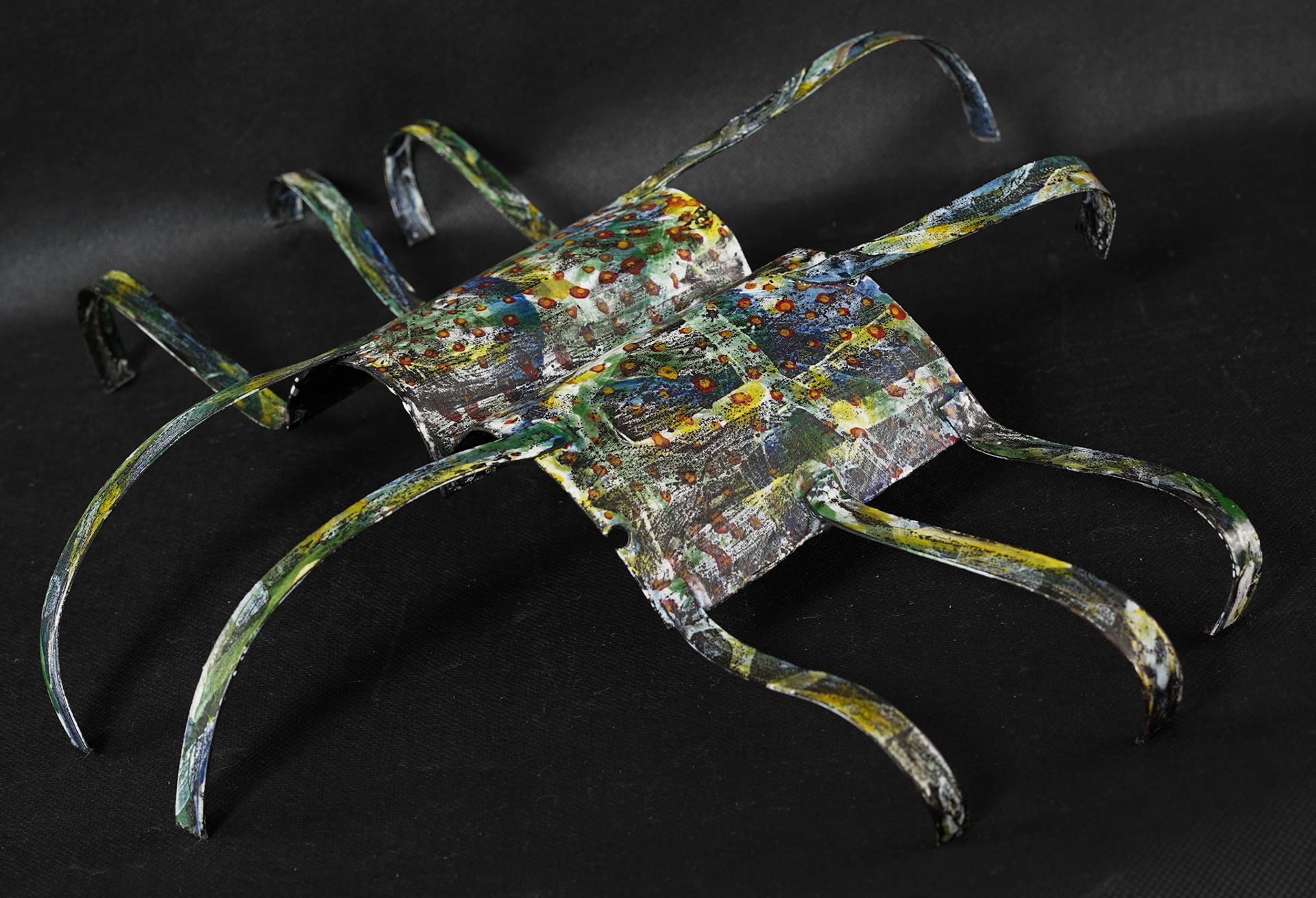 C046 (6.6 x 32.5 x  x 38 cm) Esmalte sobre metal.