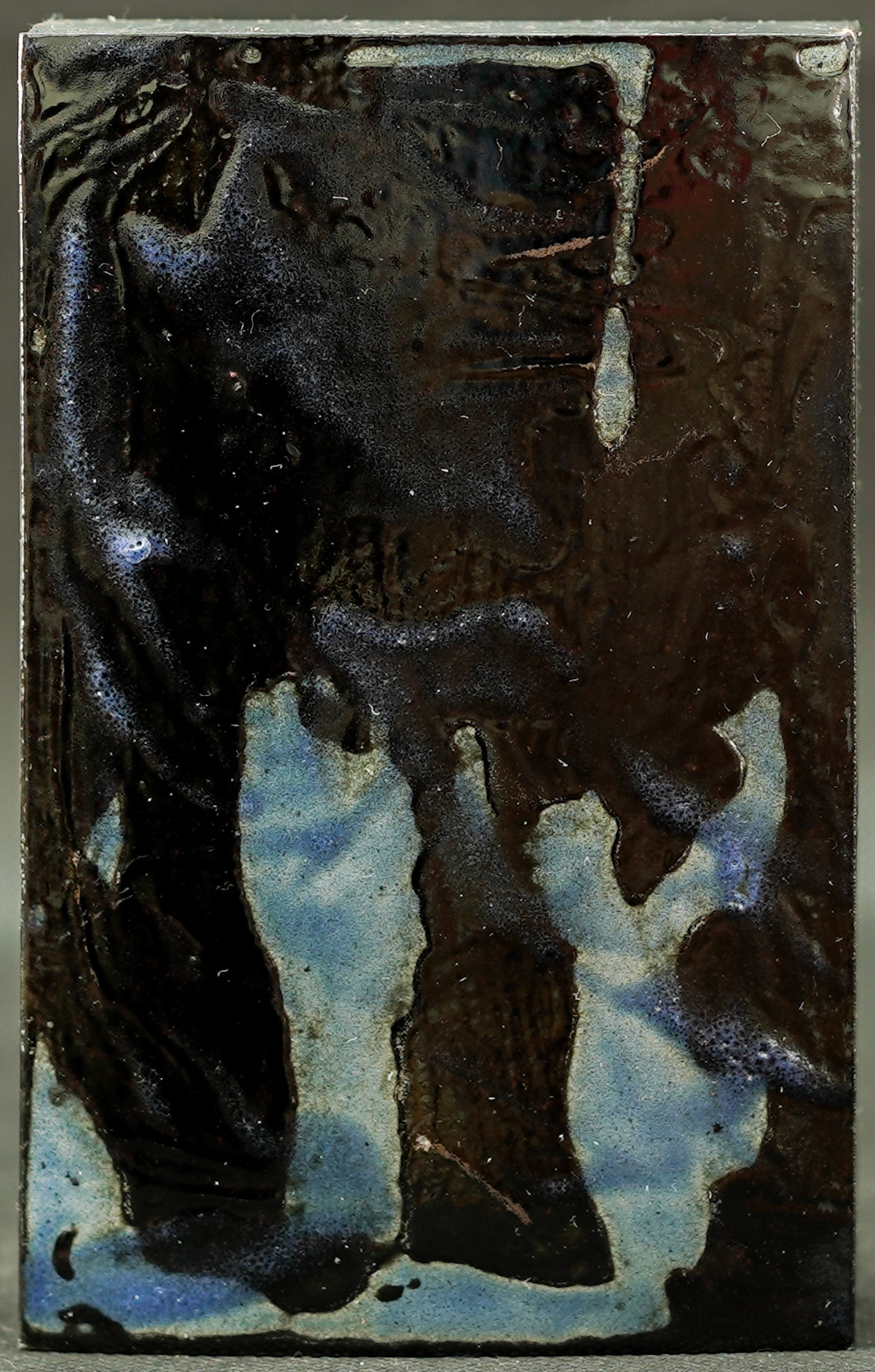C033 (14 x 8.9 cm) Esmalte sobre metal.