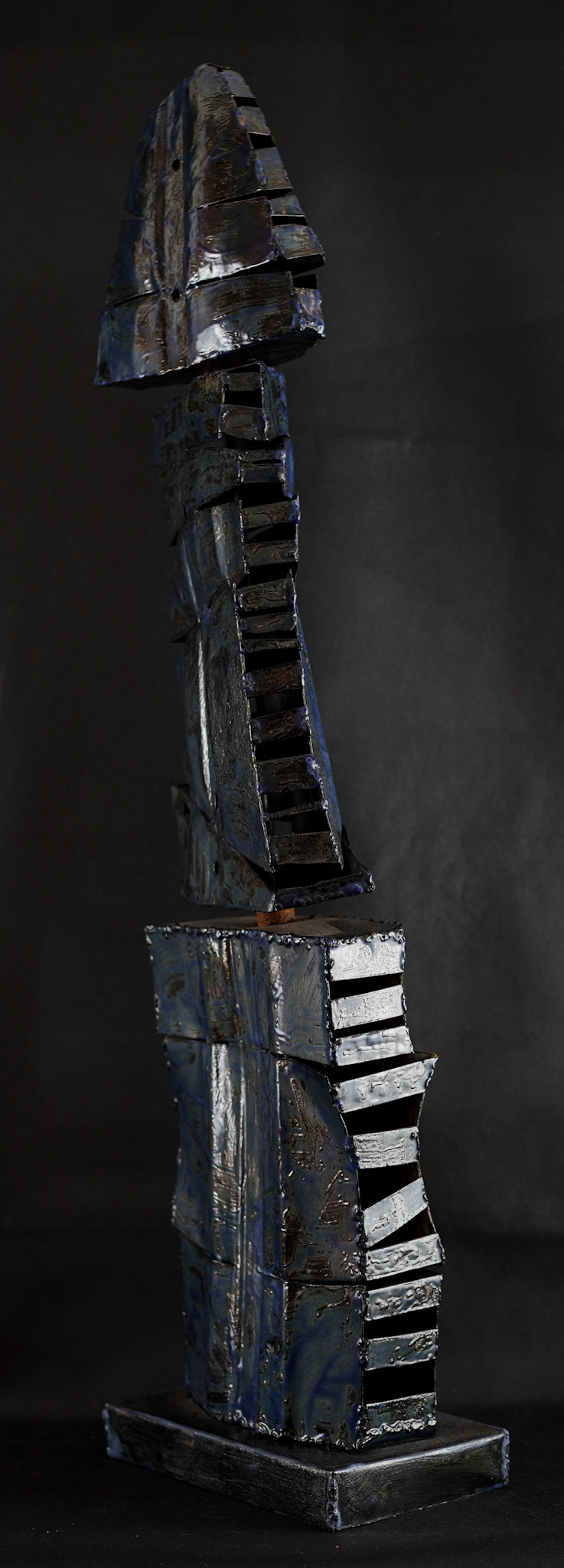 C039 (88 x 23.7 x 14 cm) Esmalte sobre metal.