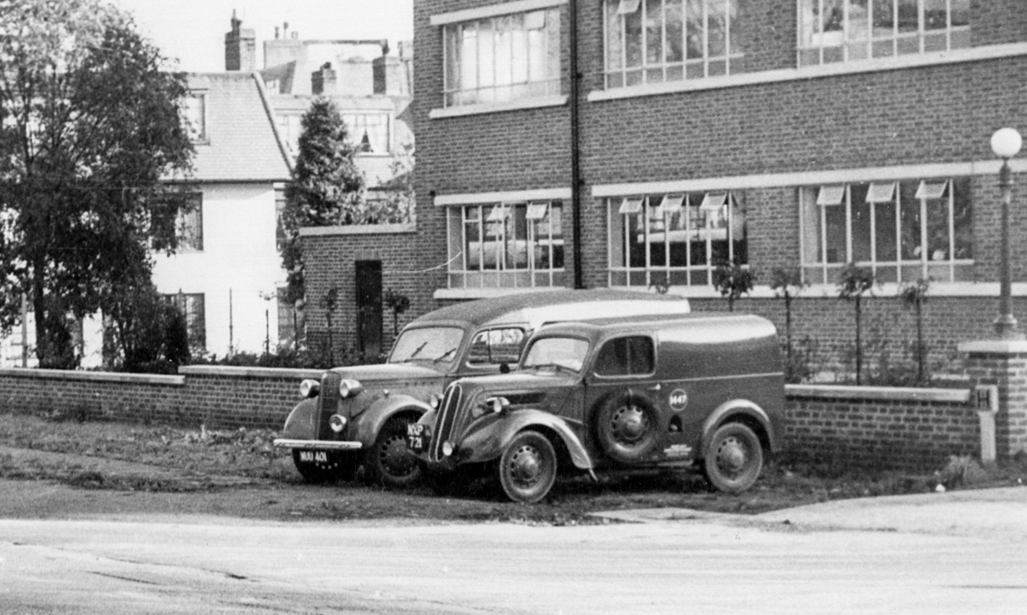 1950s Vans parked outside South Morden canteen MUU 401 and KXP 721, Co: 1447. (Courtesy Paul Luke)