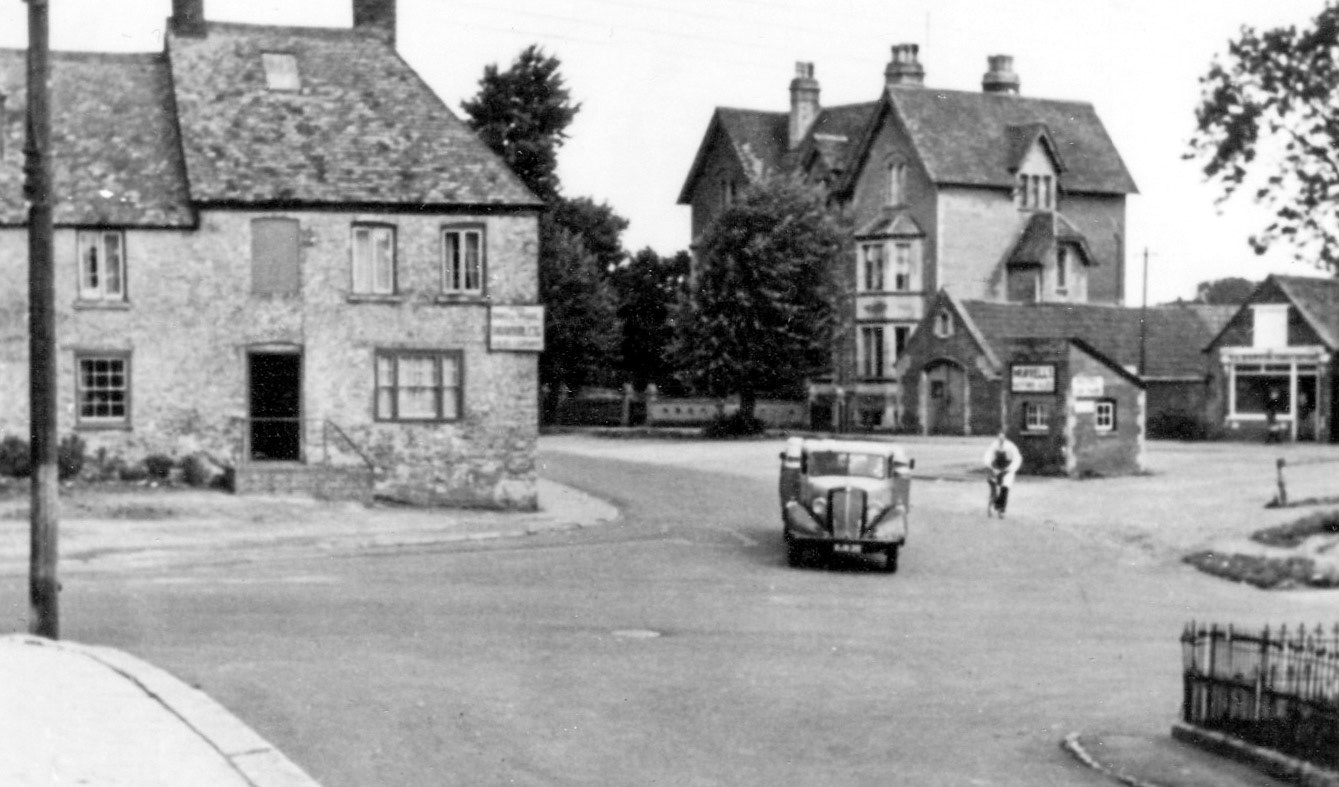 1953 Faringdon, Gravel Walk. Boffin’s butcher’s shop with the public weighbridge in front. Crossing the junction is Cadel’s milk churn lorry, en-route to the Express Dairy. (Source https://www.fdahs.org.uk/faringdon-streets/park-road/)