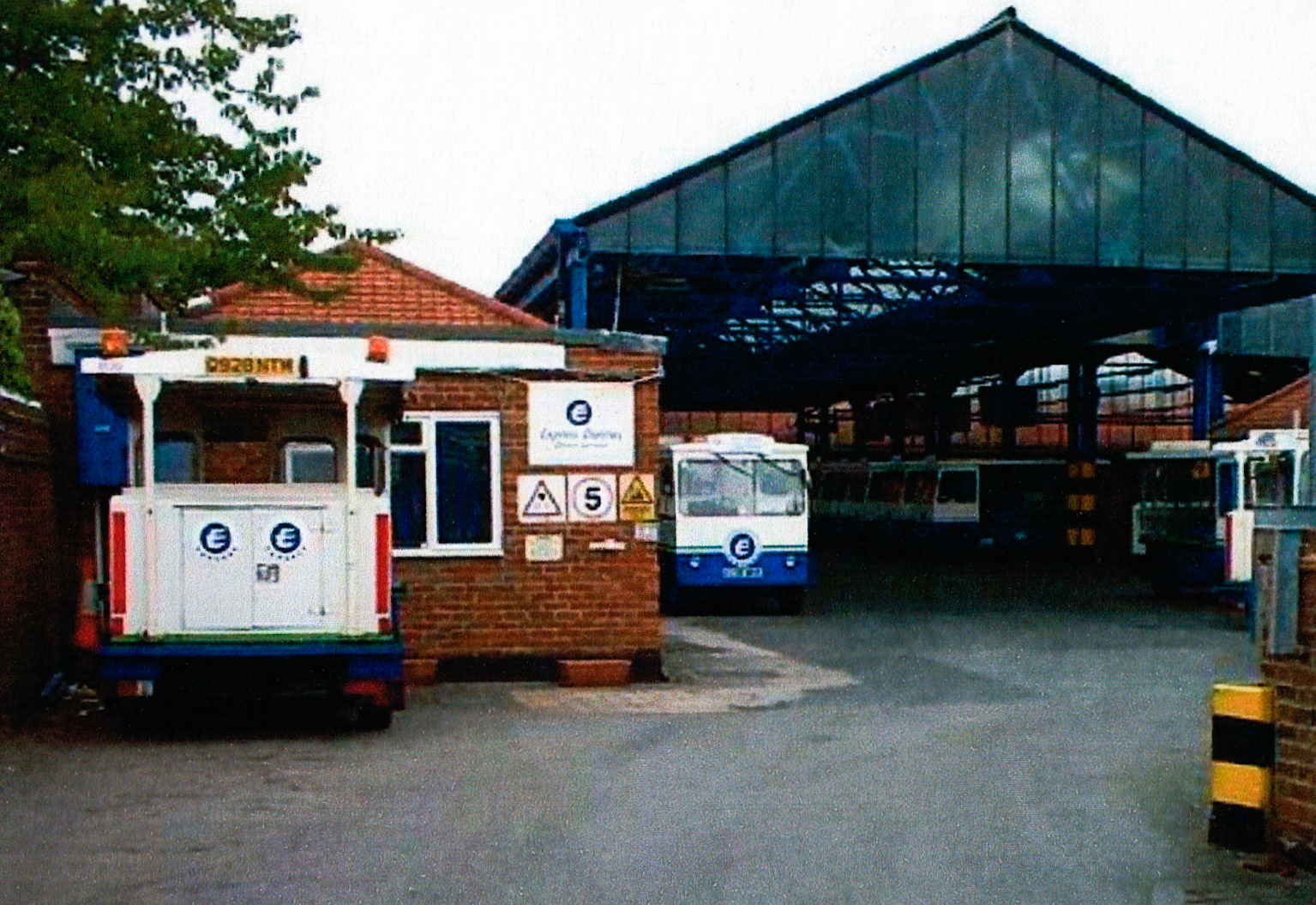 1992? Hillingdon Depot. "Smith's Cabacs are much evidence, photo taken Sunday afternoon while the floats are enjoying a well-earned rest". (Courtesy Paul Smith, photo by Josh Hayles)