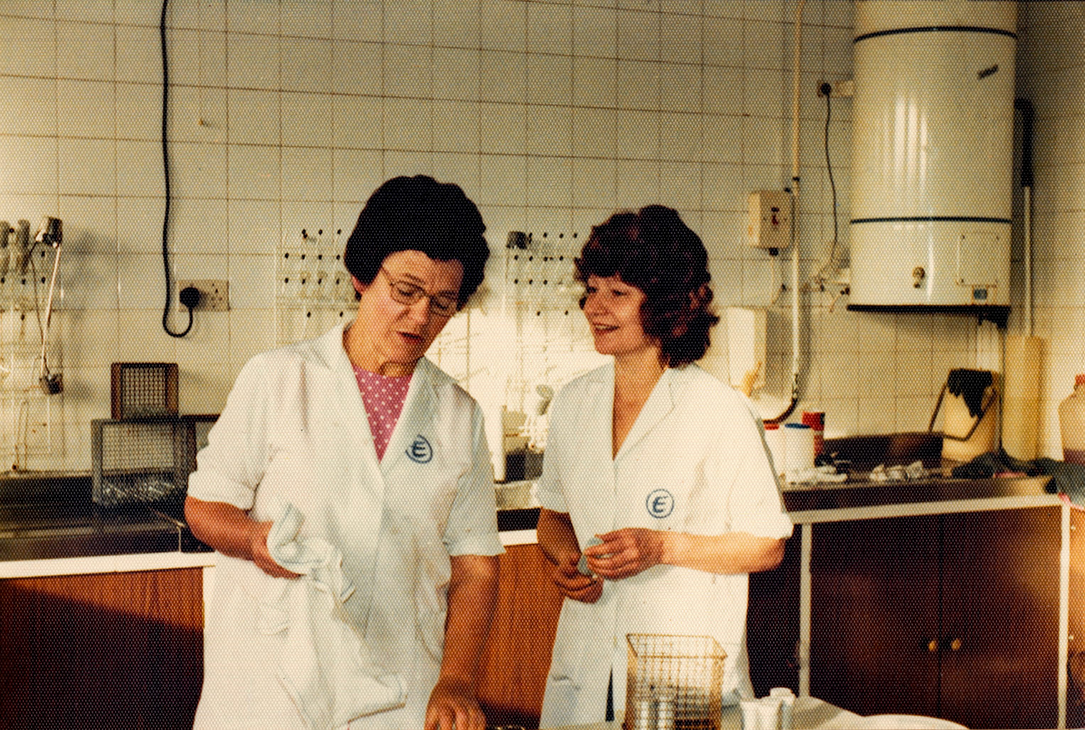 1980's? Minsterley Laboratory. Ann Worrall and many others identifY Gwen Beamond (L) and Joyce Walker (R) (Joe Lyons Collection)