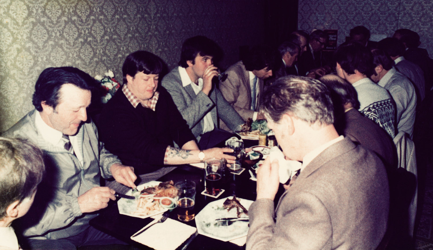1985 (30th October). Joe's retirement. Les Adams identifies, from Left, Les Bailey (knife and fork), Dave Stanley, Pete Davies (Swede), Tony Bishton. (Joe Lyons Collection)