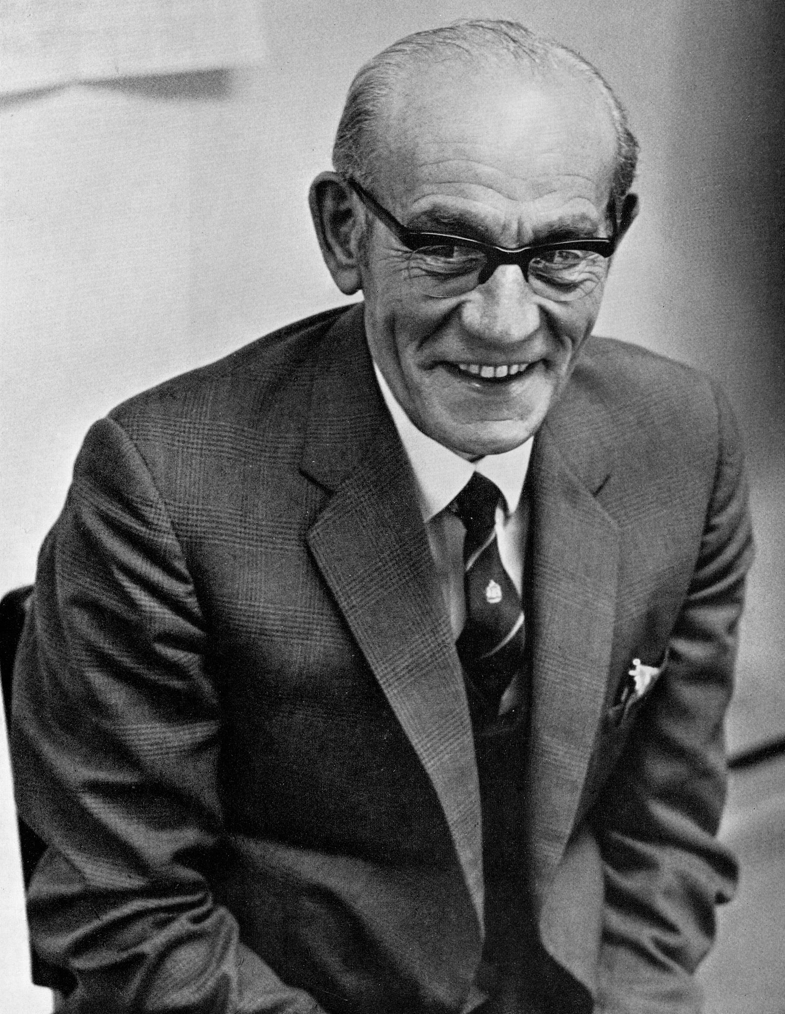 1970 Trevor Johns, TGWU Rep. Chris Austen comments "Trevor was a real rugby afficionado and a member of London Welsh; the 60's and 70's were the real heyday for the club, when they supplied half of the national team!! He gave me a London Welsh tie which I still have!!!" (Express News Spring)