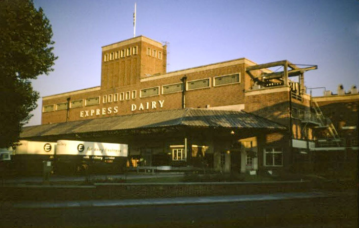 1970 South Morden Loading Bank. Raffaele Ralph Phillips comments "2 years into my 5 year apprenticeship, the vehicles still in the navy blue colour with the royal standard on the driver's door of the units." (Courtesy Bill Rudd, Merton Historical Society)