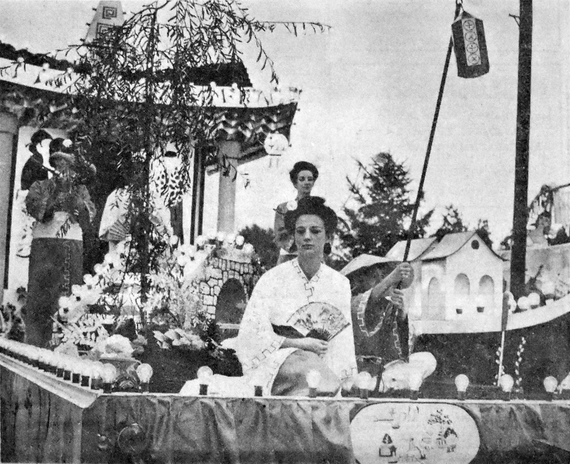1969 Willow Pattern float by Express Dairy at Frome Carnival (Courtesy Sue Latham, frome-pastcarnivals@hotmail.co.uk)