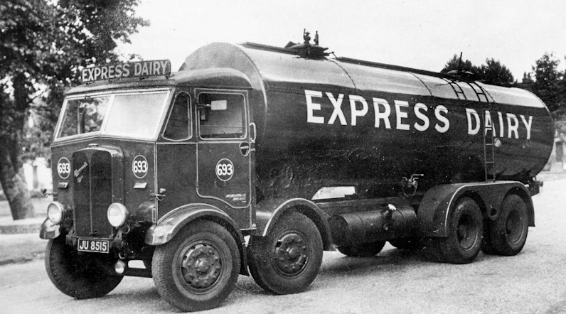 1936 The updated ‘386’ series Mammoth Major was introduced to the market in 1936, and this oil-engined example, on chassis no 0386082, was registered JU 8515 in Leicester in April of that year. Again, Murphy Bros of Leicester were the agents who sold it to the dairy in August 1944, for £3,100. In May 1946, a new cab was fitted, complete with mudguards, at a total cost of £252. It was sold in October 1948 to the London Brick Co for £600, plus £23 16s 8d purchase tax. The tank was removed for refurbishment and fitting to a new Mammoth Major, fleet no 961. (Courtesy Michael Aldread)
