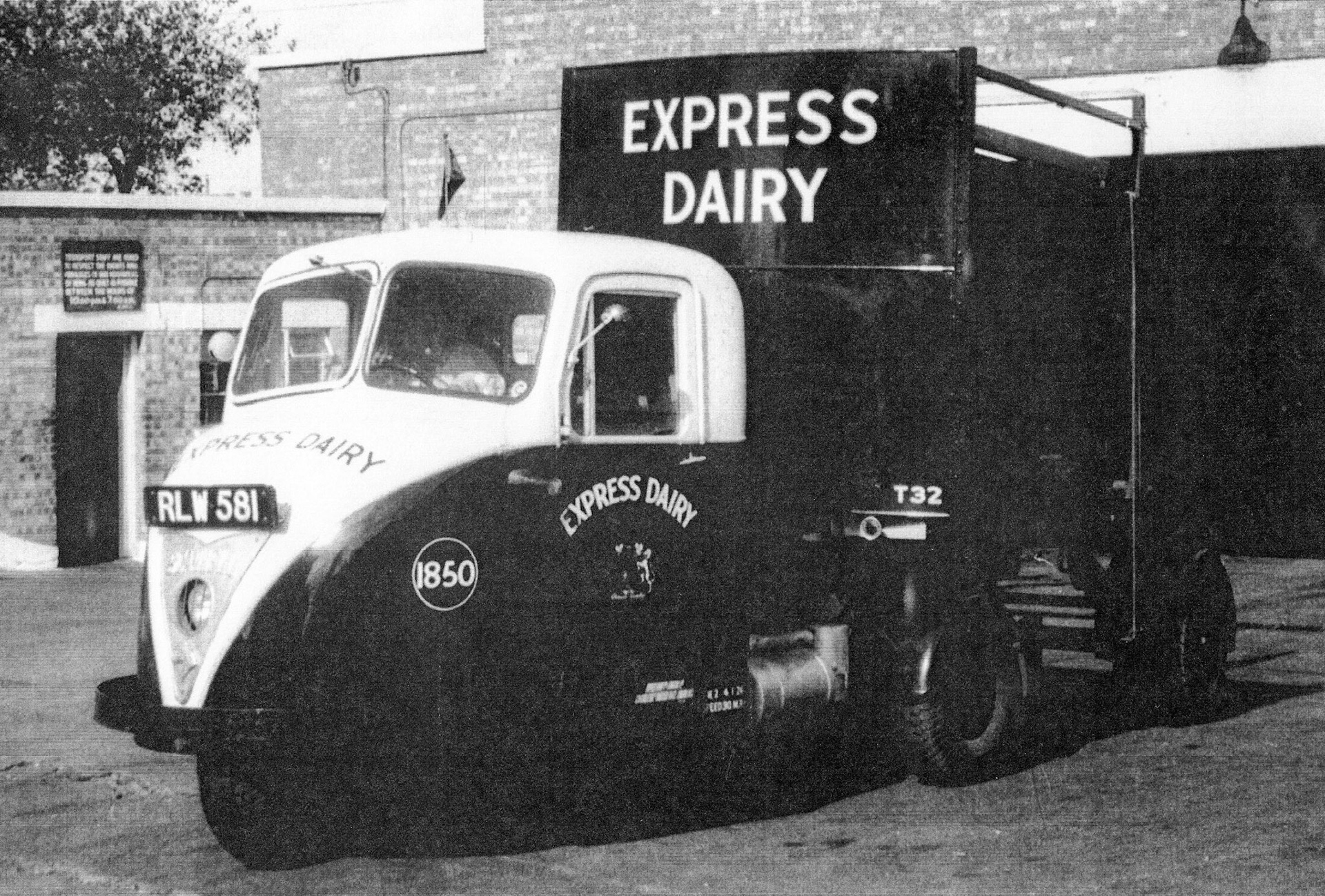 1950's Dave Fane comments "Scammell Scarab, looks like Cricklewood. RLW 581, Fleet 1850"