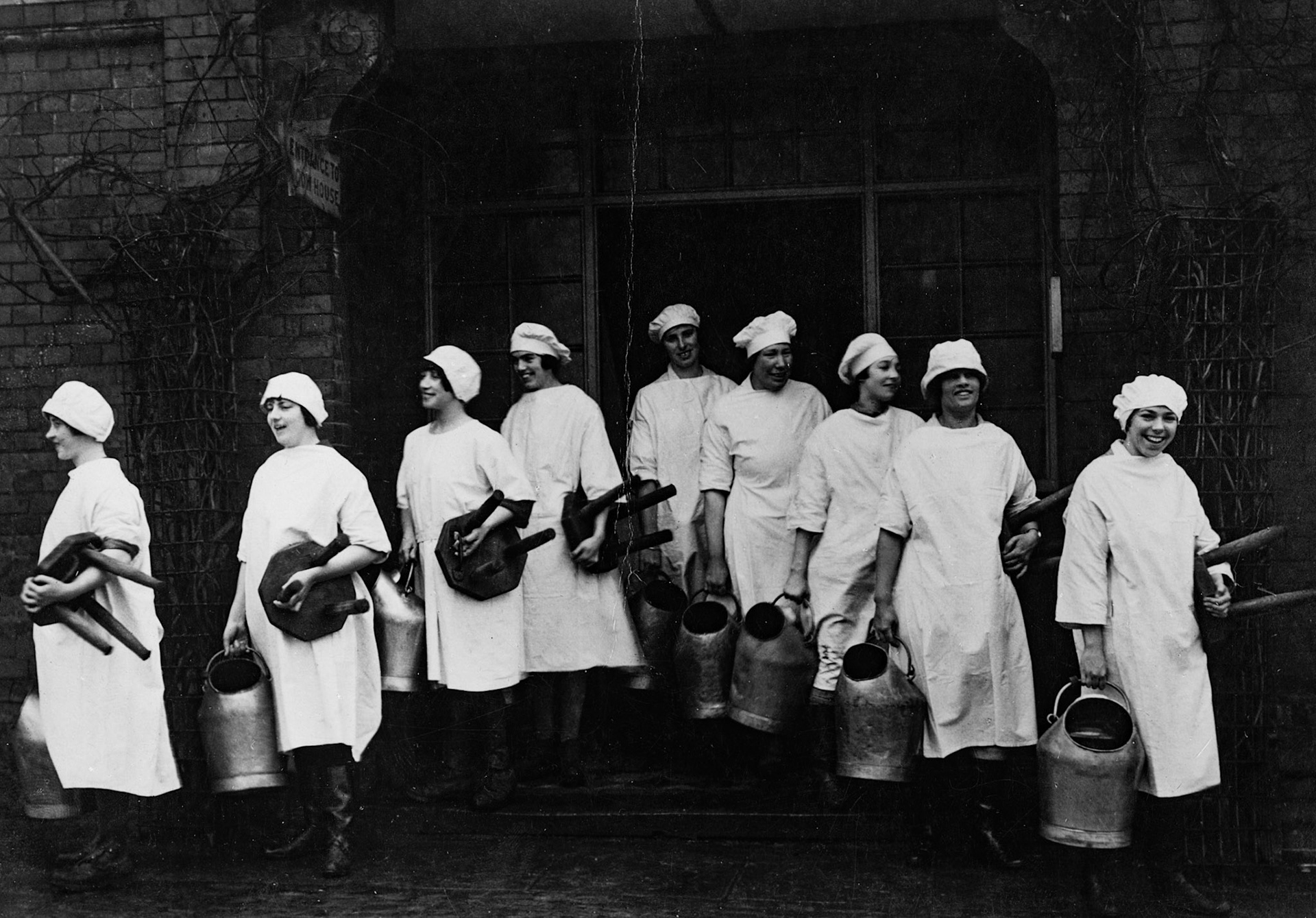 1920's Milkmaids at College Farm (Courtesy Paul Smith)