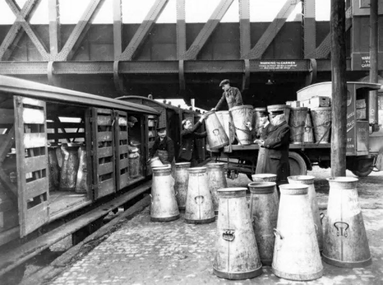 1920's Paddington Station, collecting milk churns. (Courtesy STEAM - Museum of the Great Western Railway.)