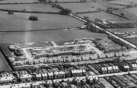 1920's Aerial views of 100 acre Farm. Richard Gaylard comments "Hundred Acres Farm gradually being built on in the 1920's. All the green area would vanish by 1990. The on-going building work is a council 'Home for Heroes' development." (Courtesy Richard Gaylard)