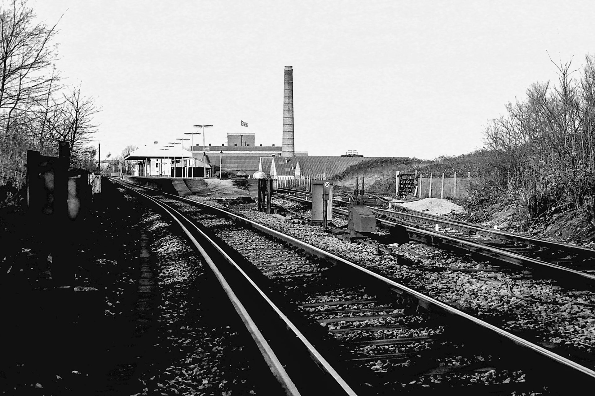 1970's South Morden rail siding and adjacent main line in its final days prior to closure in 1979. (Photographer Sam Jones)