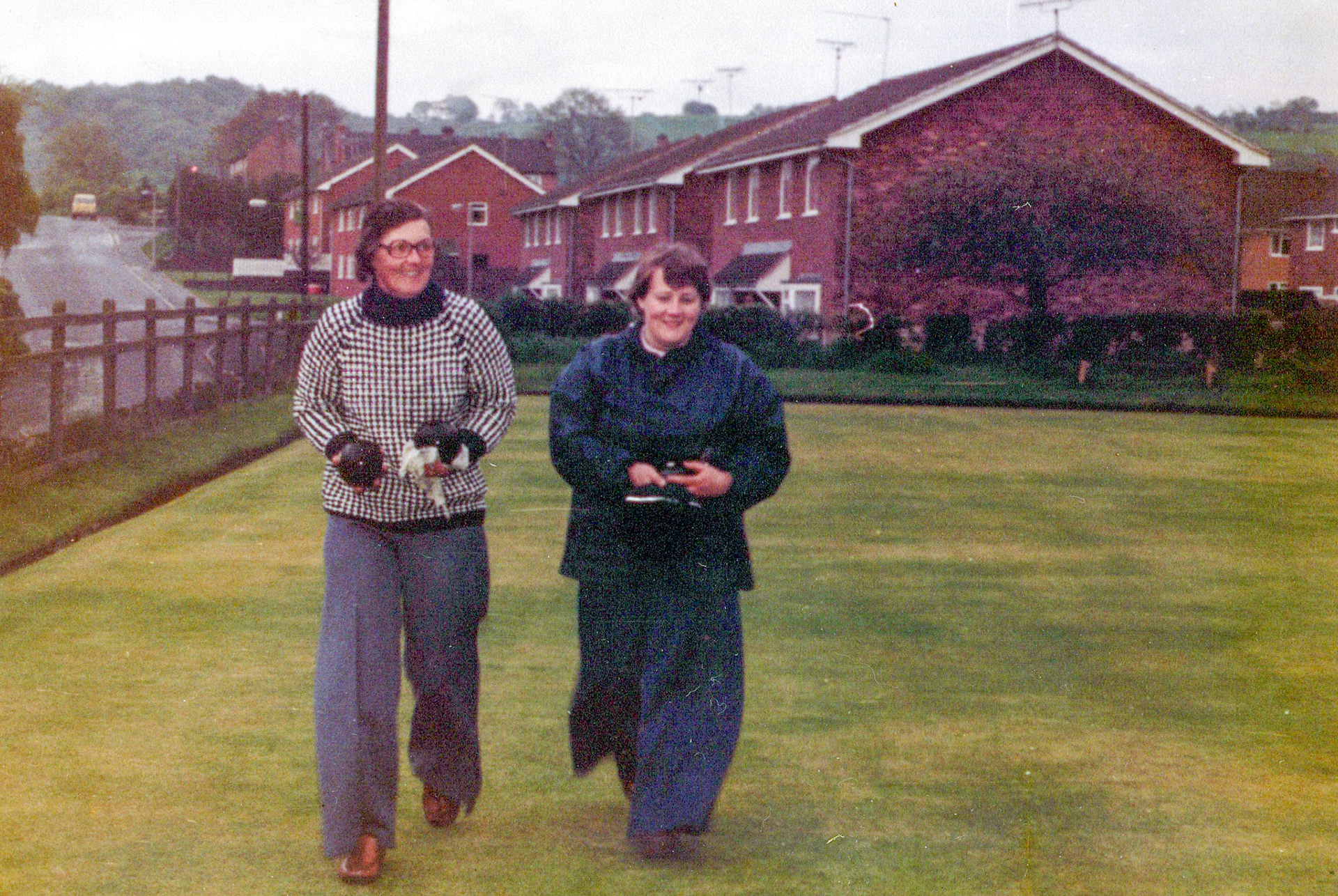 1980's Minsterley Bowling Club. Christine Fisher, Marian Davies and Ally Davies recognise Lorraine Ingram with Gerda Lyons. (Courtesy Joe Lyons)